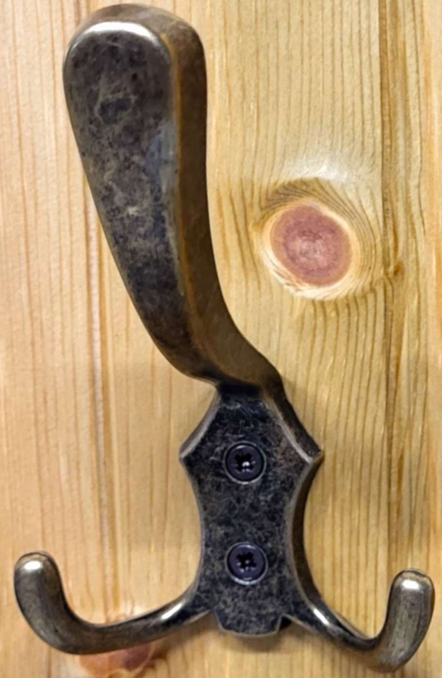Home affaire Garderobenpaneel »Lille 2 Wandpaneele mit je 3 Garderoben-Haken aus Metall«, (2 St.), aus massiver Kiefer, mit dekorativer Lilien-Fräsung