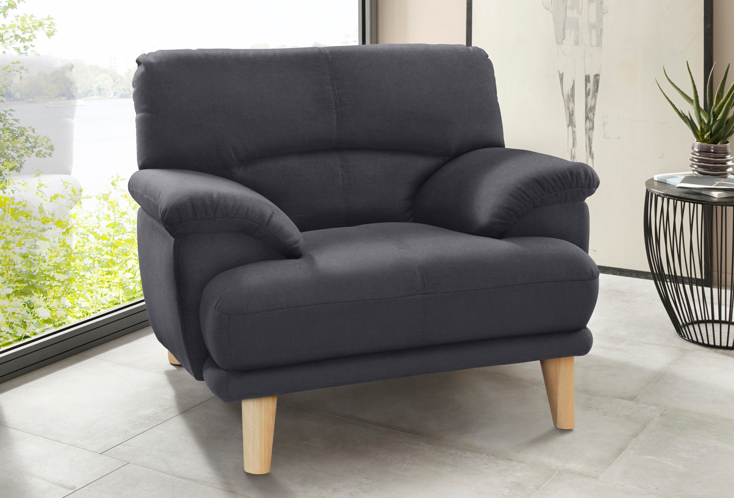 TRENDMANUFAKTUR Sessel »Cecilia, Loungesessel, italienisches Design, bequeme Armlehnen«, aufwendige Rückenverarbeitung für hohen Sitzkomfort, Holzfuß