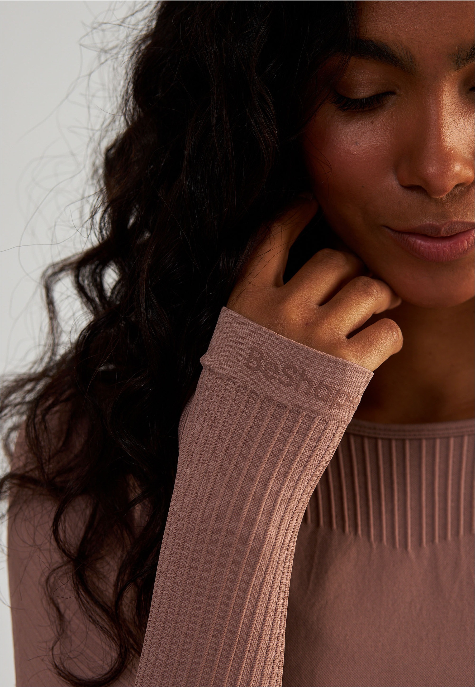 BeShaped Langarmshirt »Femme Force«, (1 tlg.), mit langen Ärmeln und gerippter Textur