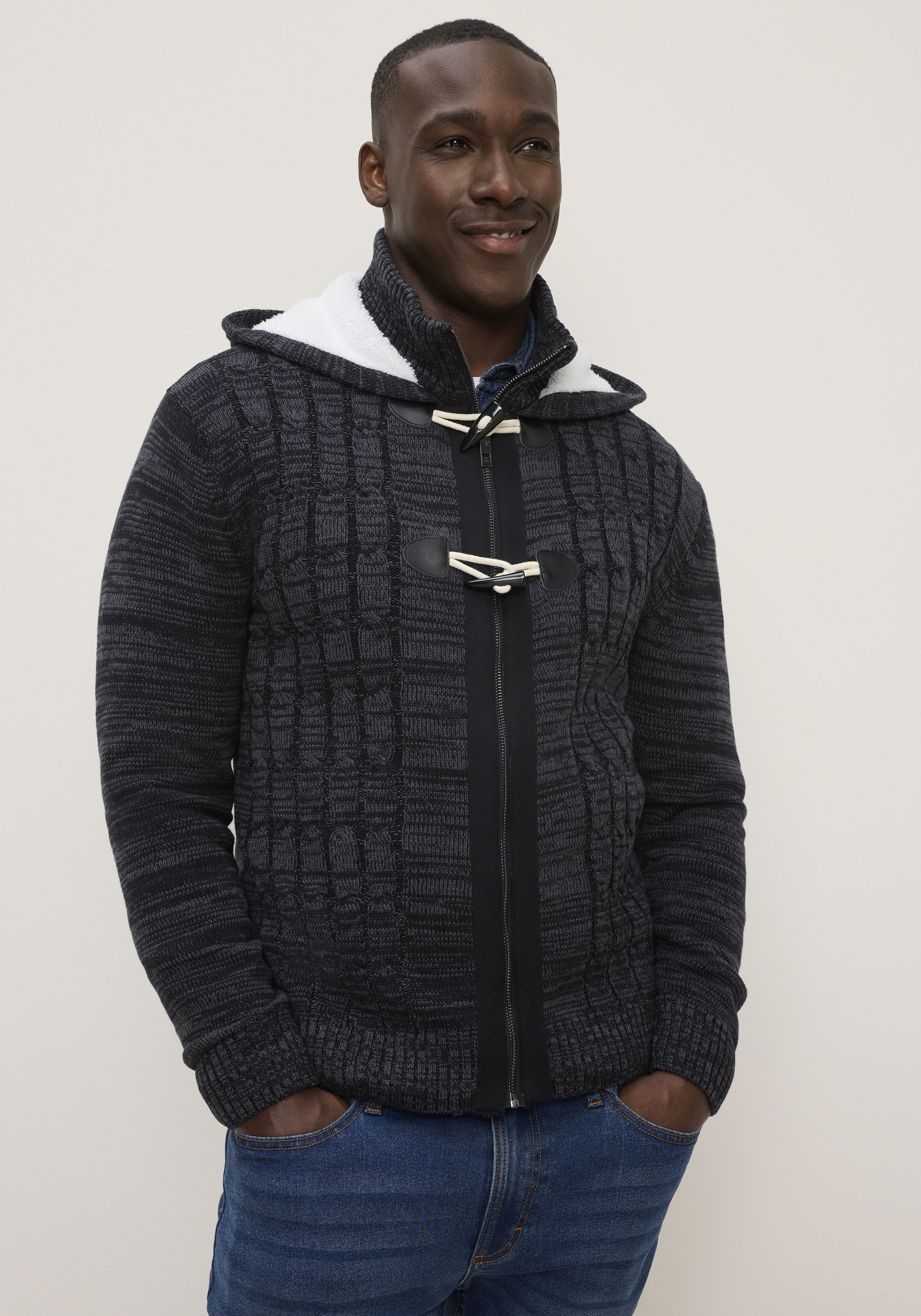 KangaROOS Kapuzenstrickjacke mit Reißverschluss und Knebelknopfverschluss, Regular Fit, Langarm