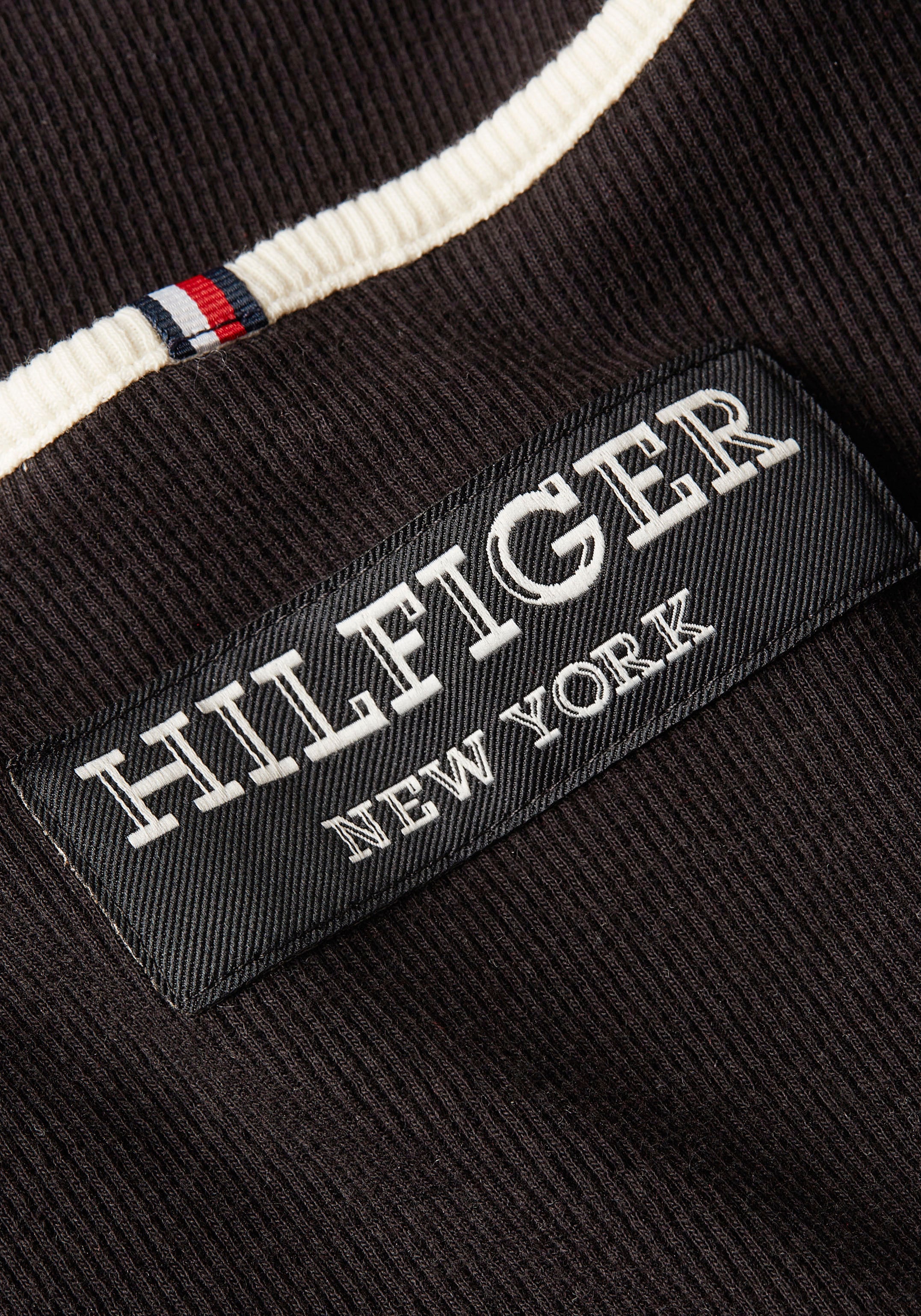 Tommy Hilfiger Langarmshirt »SLIM CLRBLK HILF RIB SCOOP-NK LS«, mit Logopatch