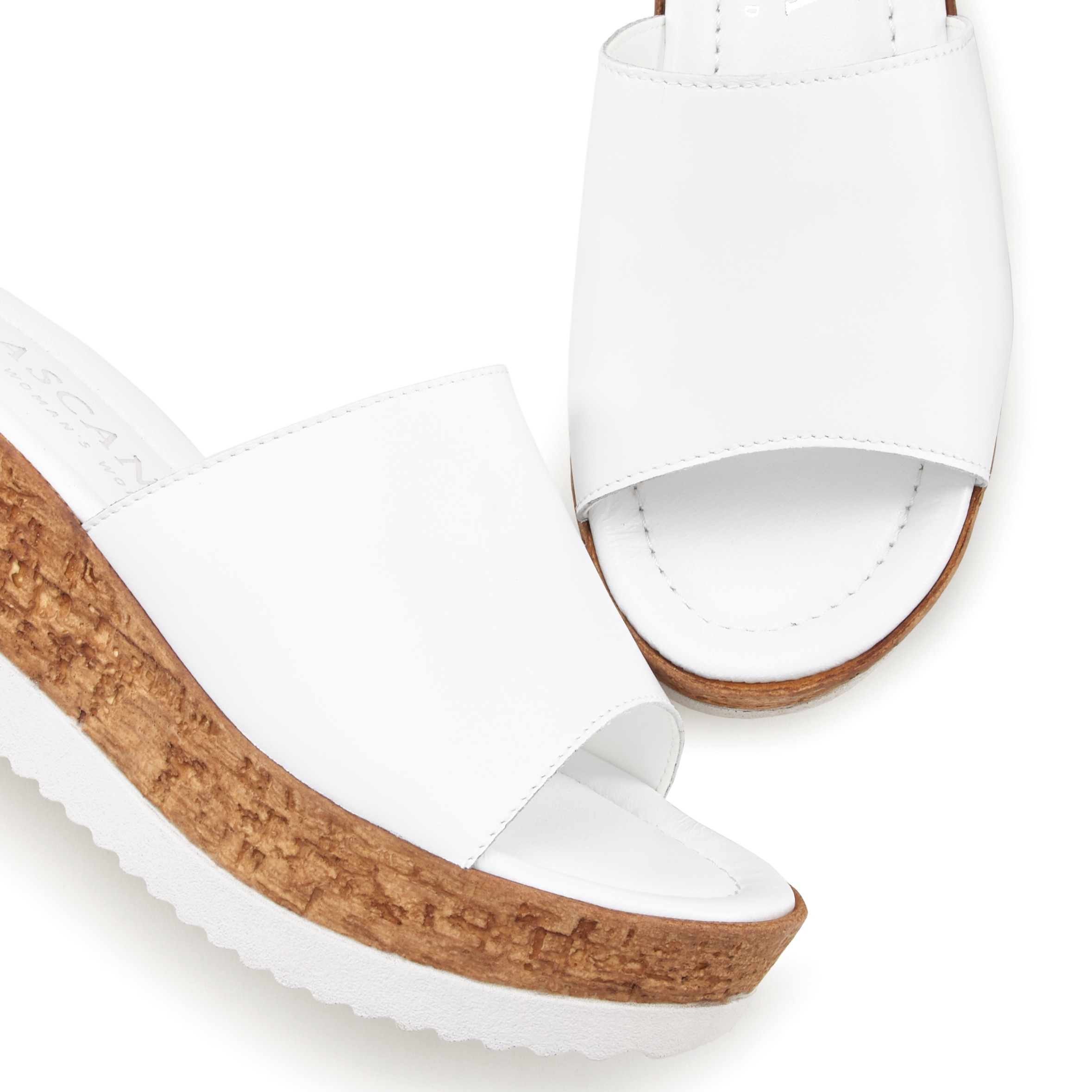 Pantolette LASCANA "Sommerschuh", Damen, Gr. 39, weiß, Obermaterial: 100% Ziegenleder. Decksohle: 100% Ziegenleder. Futter: 100% Synthetik. Laufsohle: 100% Synthetik, mehrfarbig, metallic, Schuhe Pantolette, Mule, Sandale, offener Schuh aus Leder mit Keil 3