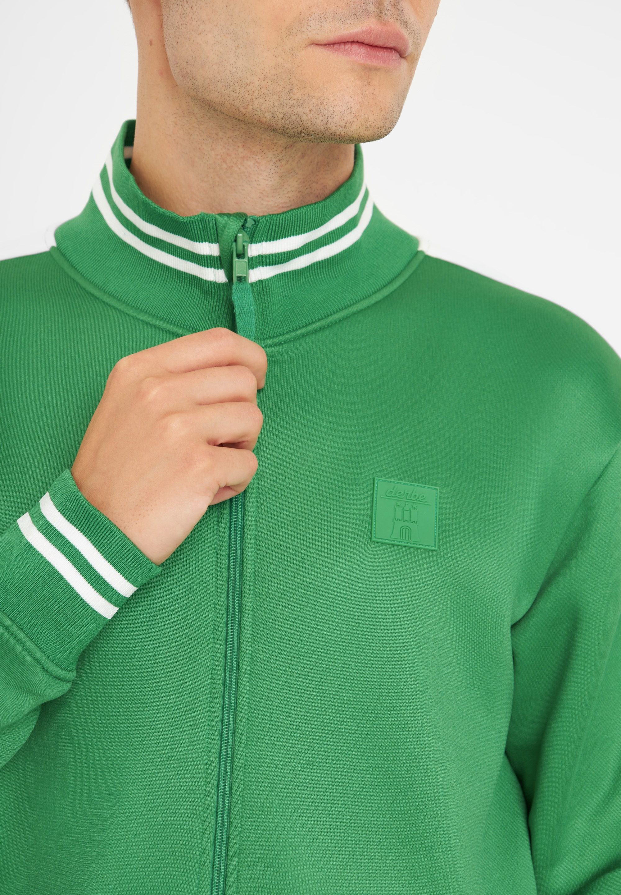 Derbe Sweatjacke »Trainer DRB«, Hochwertige Applikation, Gummi Badge, elastische Bündchen, Zipper