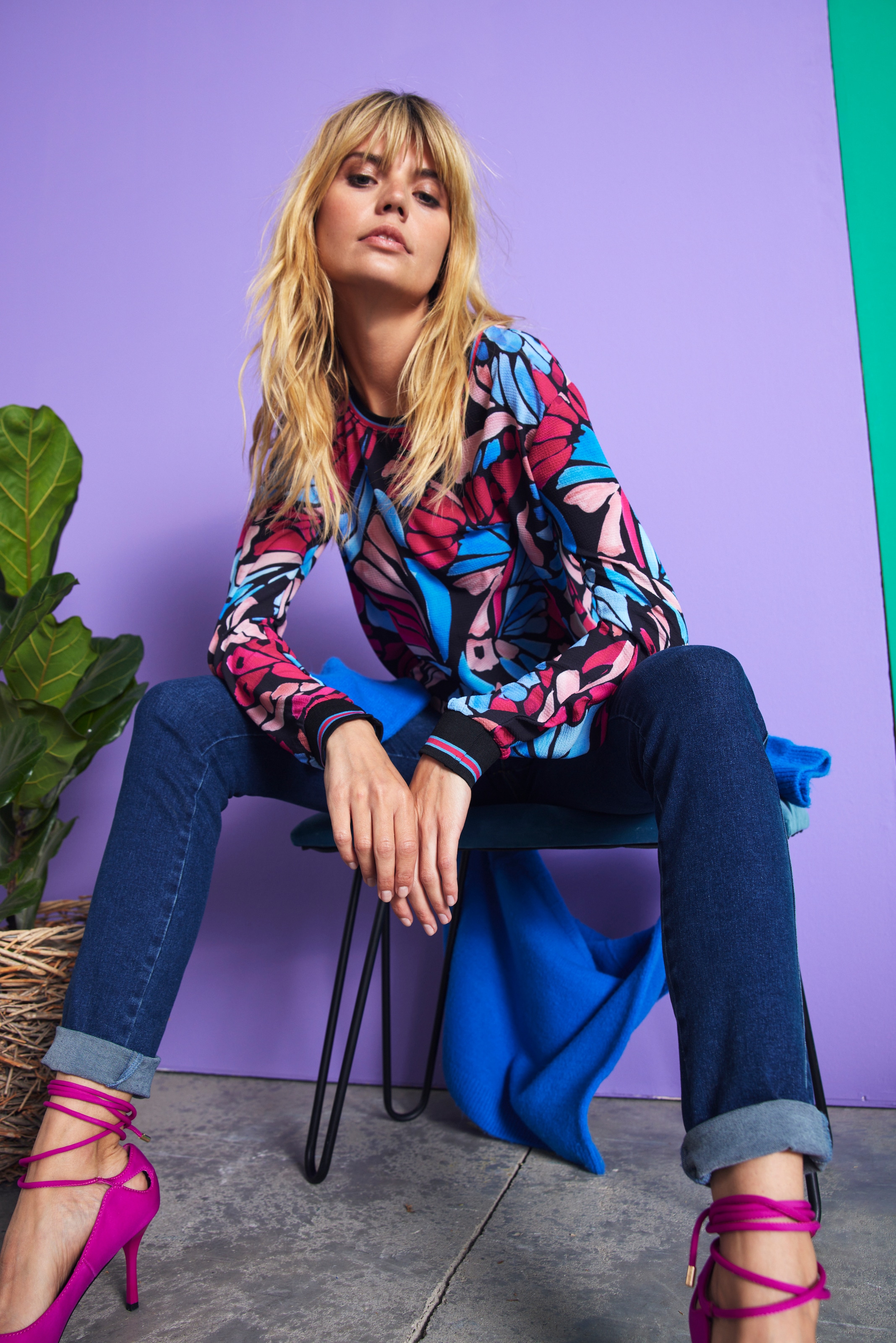 Aniston SELECTED Shirtbluse, mit farbenfrohem BAUR und Druck gestreiften für | Bündchen bestellen
