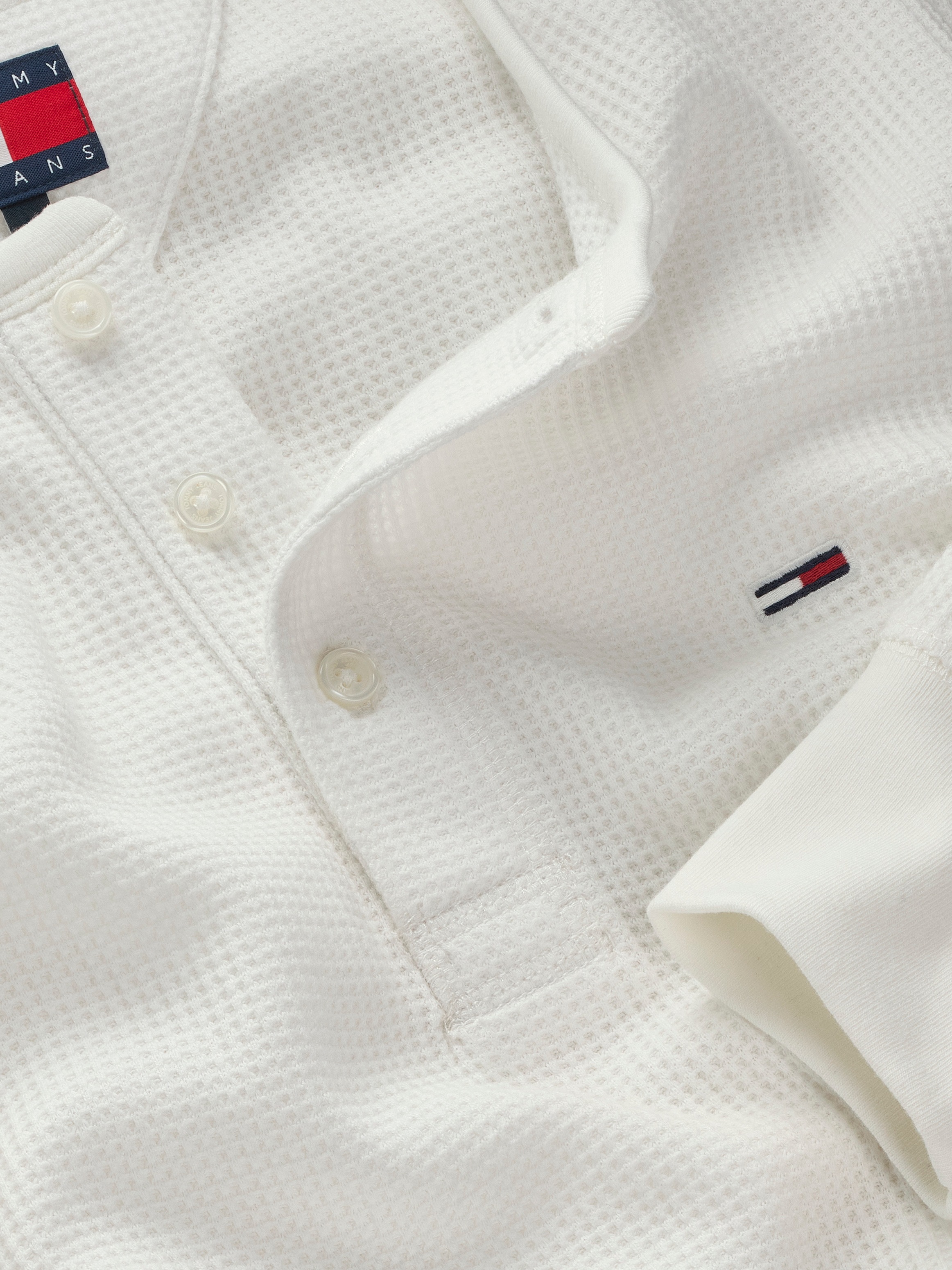 Tommy Jeans Henleyshirt »TJM REG WAFFLE HENLEY LS TEE«, mit leichter Struktur