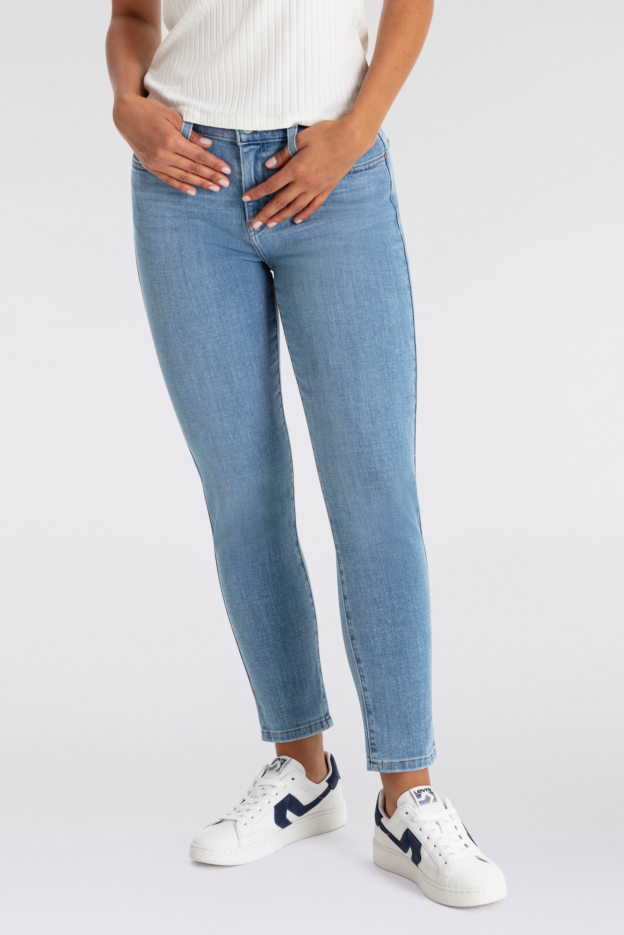 Levis "MID RISE BOYFRIEND"