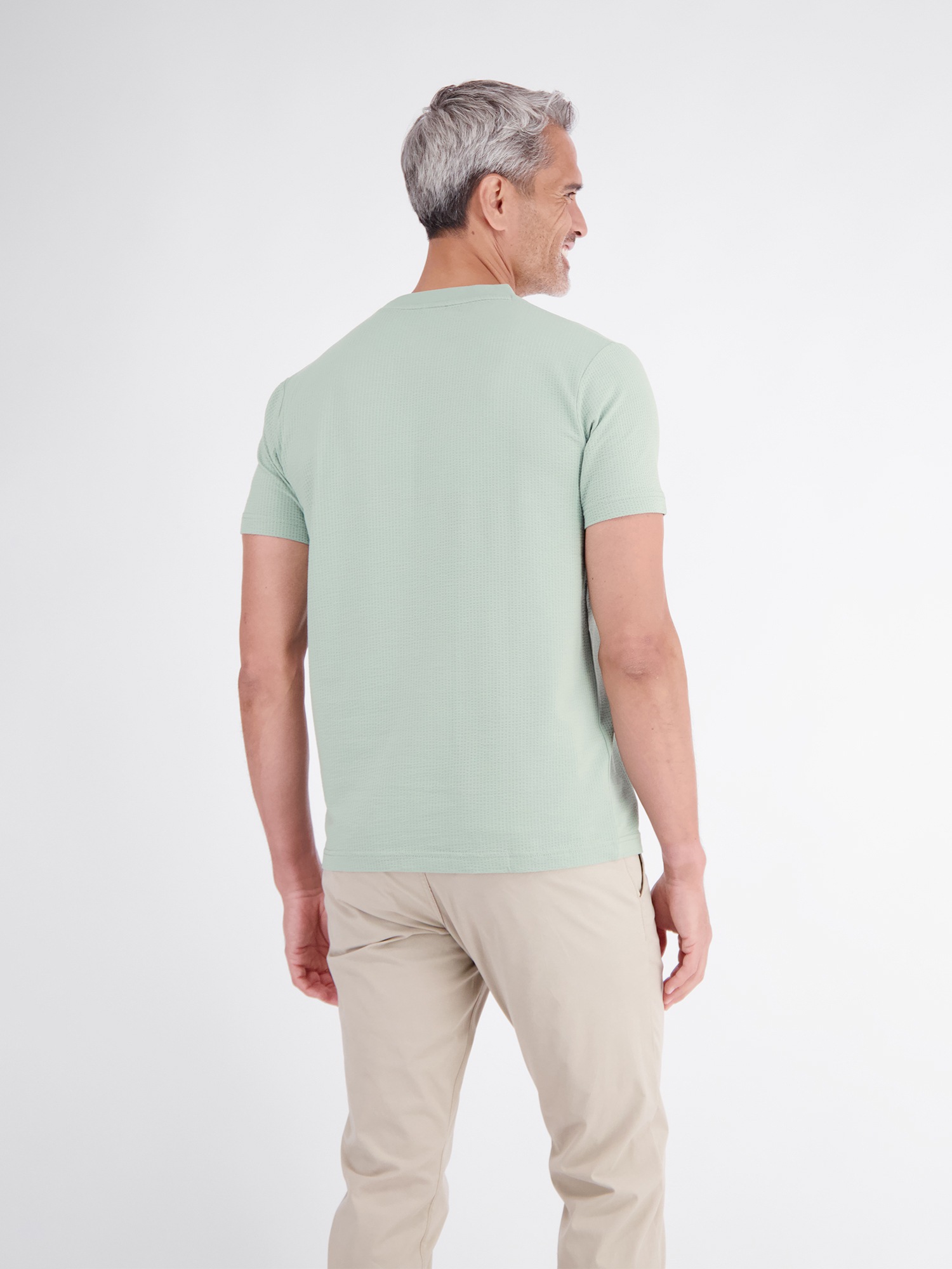 LERROS T-Shirt »T-Shirt in softer Seersucker-Qualität mit bequemem O-Neck«