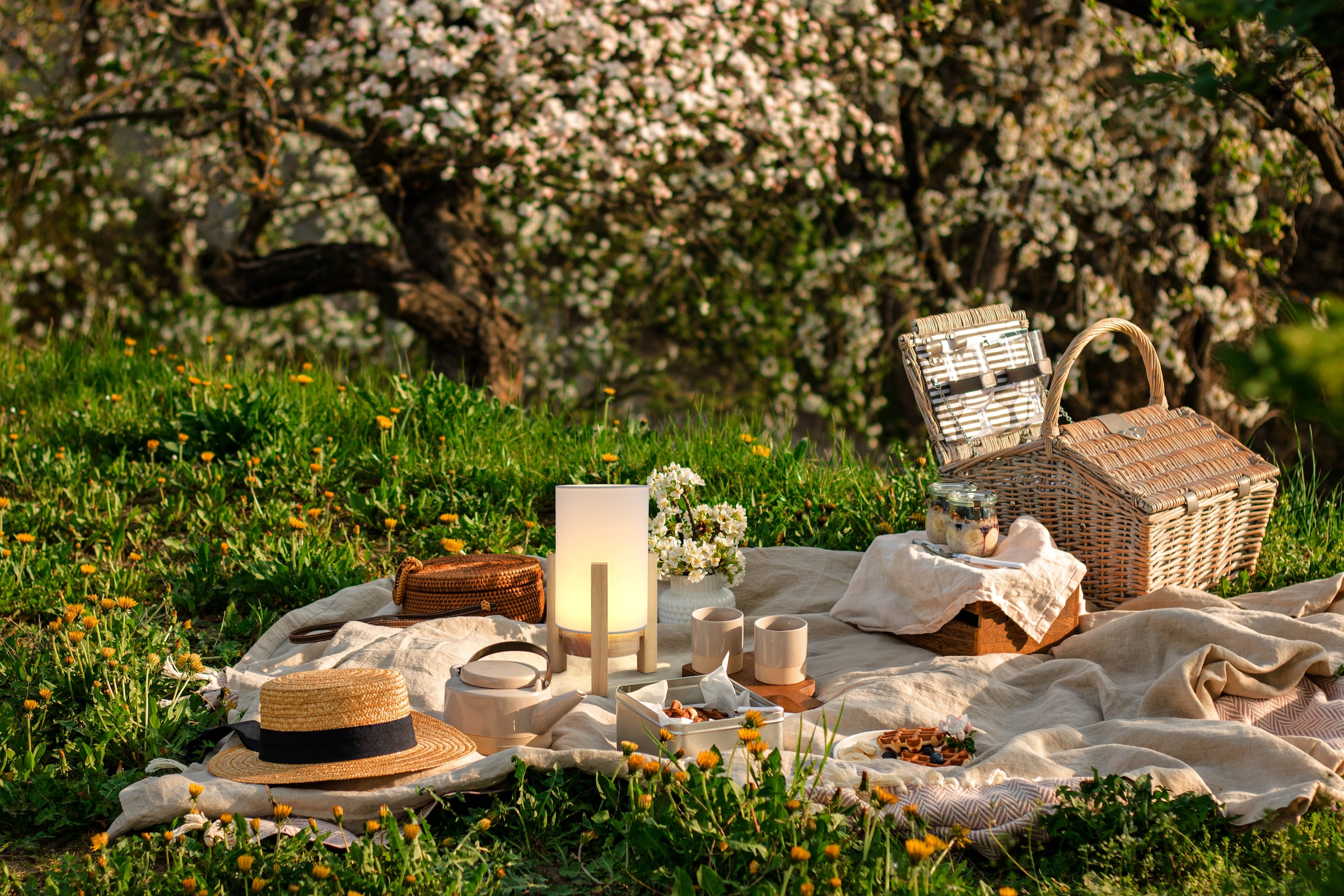 näve LED Tischleuchte »Madita« LED-Modul 1 Stk. Warmweiß Akkubetrieb, inkl. USB-C-Kabel, Holzgestell, Textilschirm, dimmbar