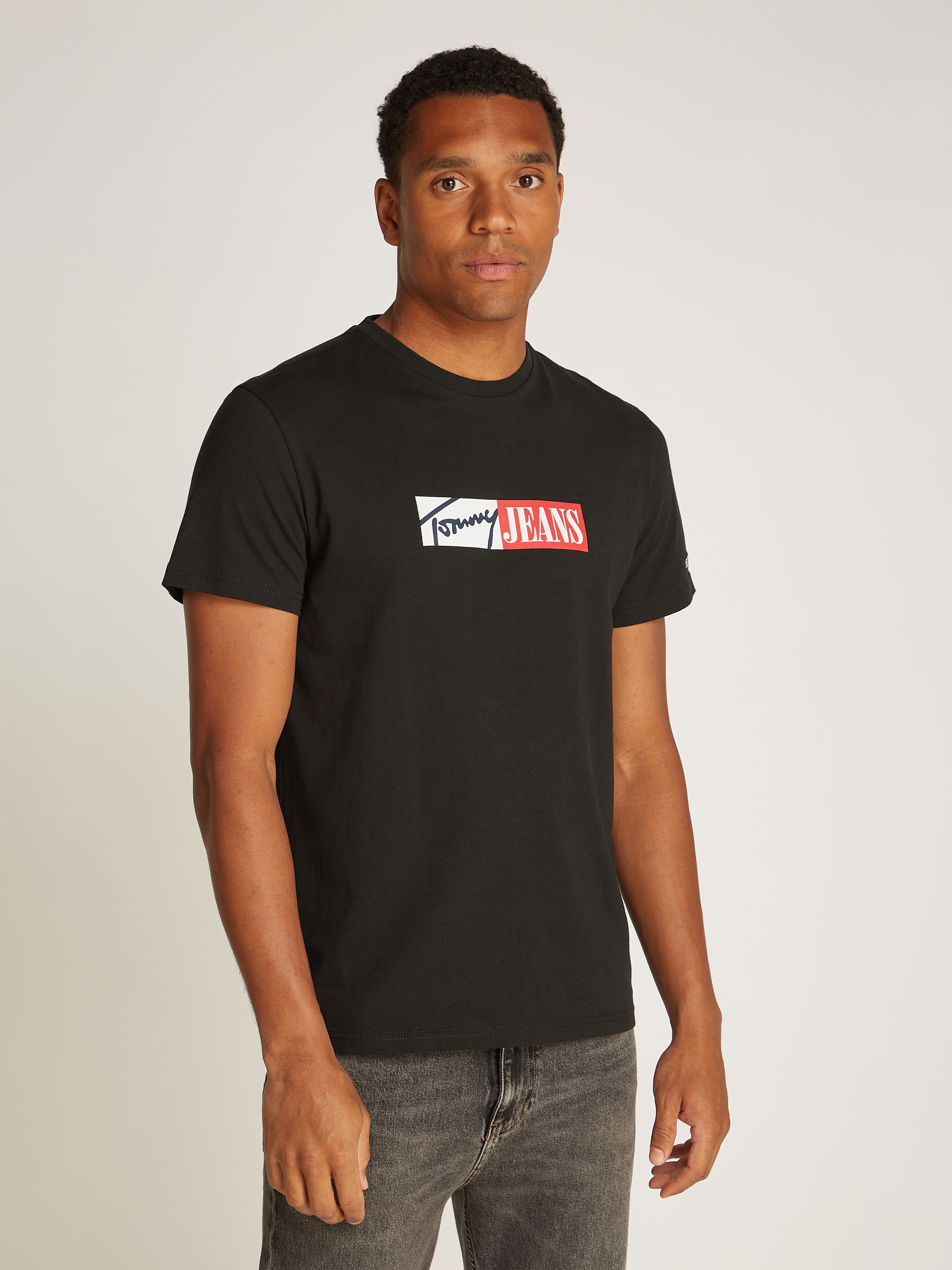 Tommy Jeans Plus Rundhalsshirt "TJM SLIM ENTRY GRAPHIC TEE EXT", in Großen Größen, mit Logostickerei am Ärmel