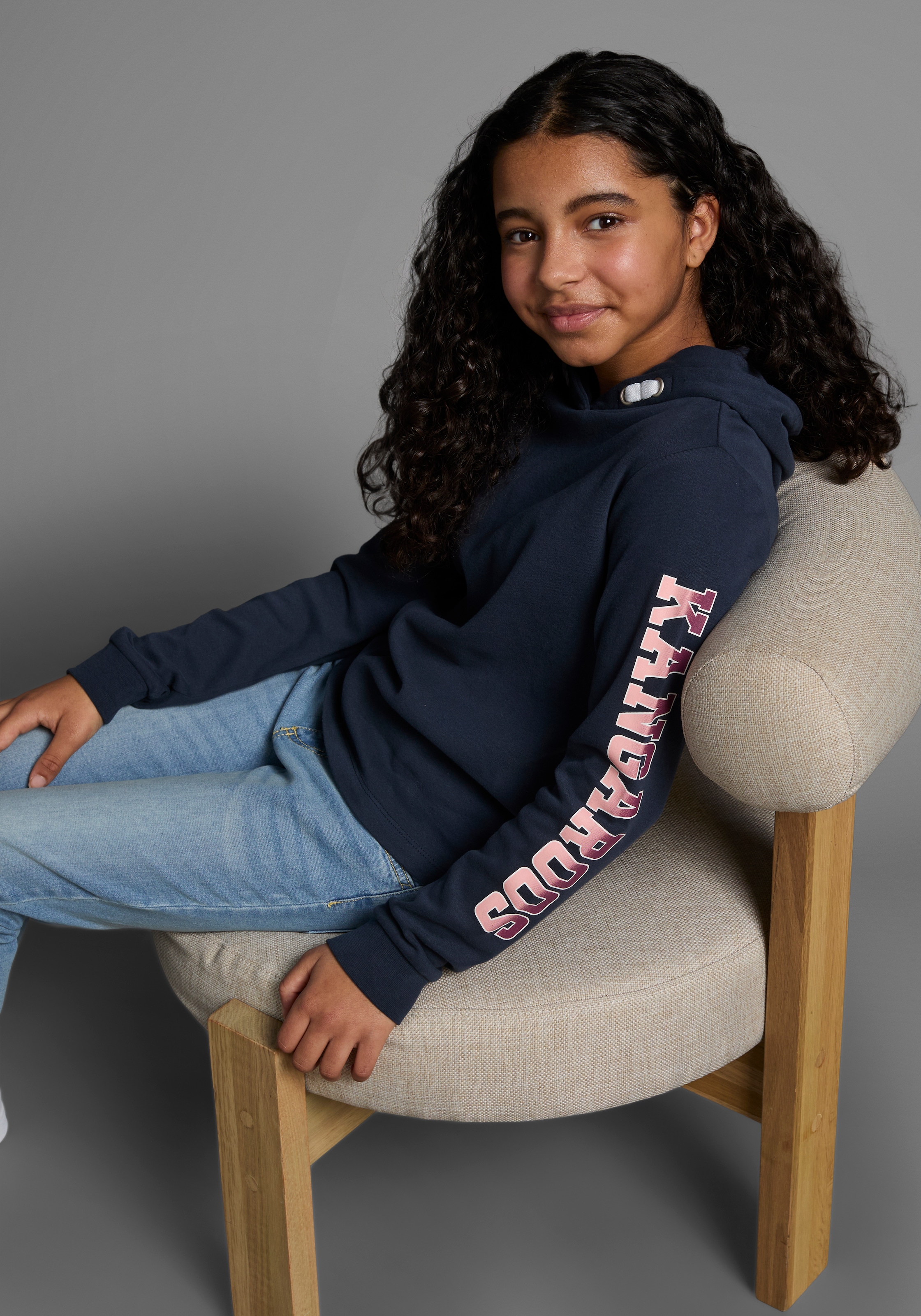 KangaROOS Langarmshirt "Kangaroos Kapuzenshirt mit Ärmeldruck" gerade Passform, bedrucktes Design, mit Kapuze, aus 100% Baumwolle