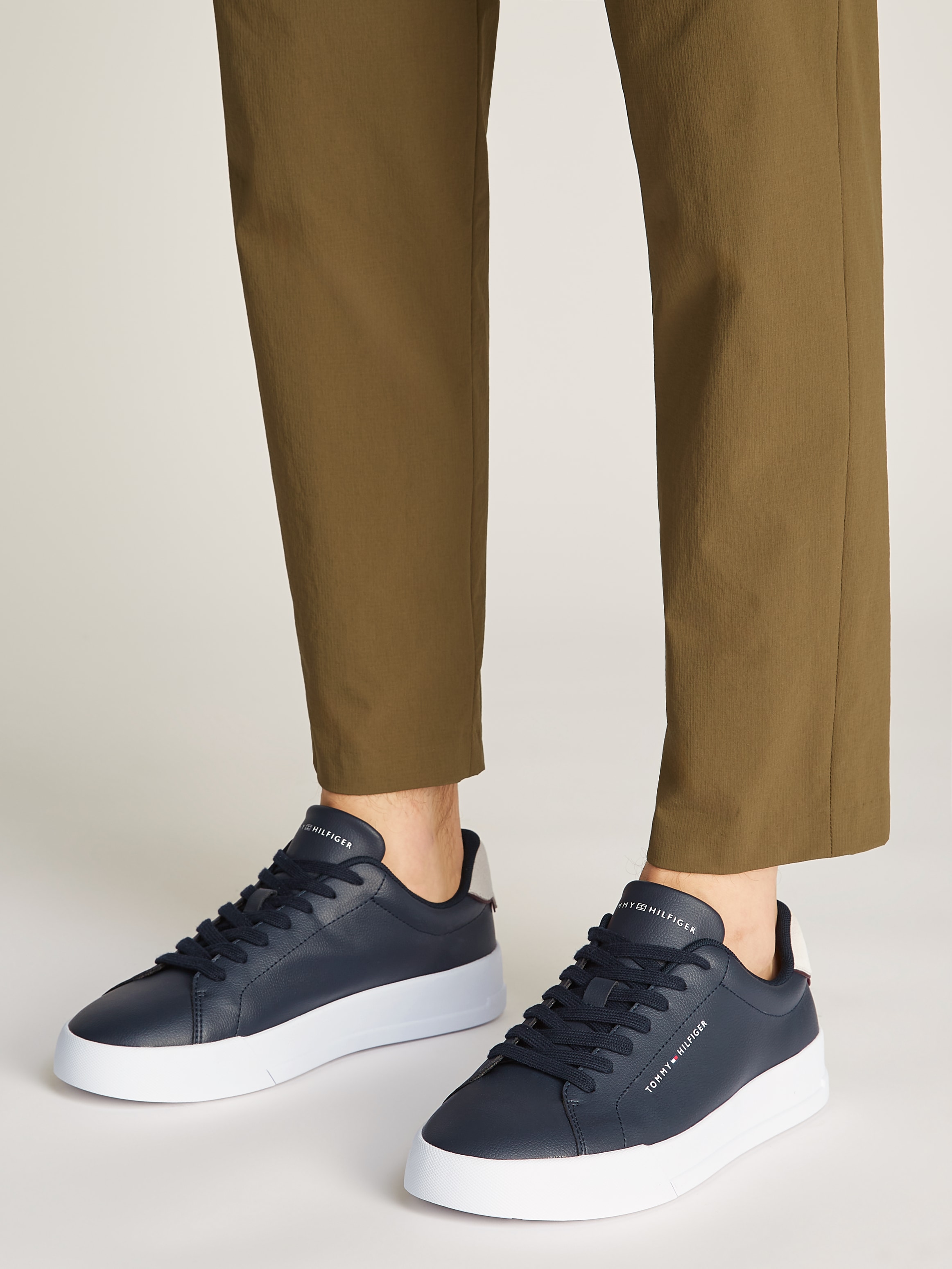 Tommy Hilfiger Plateausneaker »TH COURT LTH DETAIL ESS«, Freizeitschuh, Halbschuh, Schnürschuh mit seitlichem Logoschriftzug