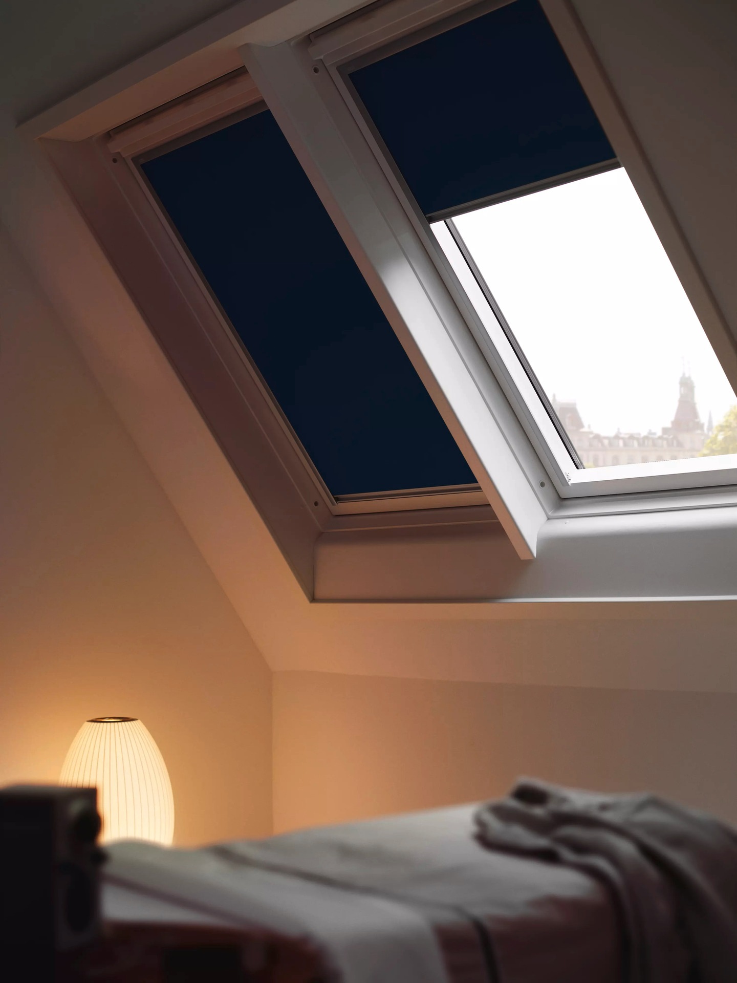 VELUX Verdunklungsrollo »DKL 1100S«, verdunkelnd, ohne Bohren, in Führungsschienen, Stoff dunkelblau mit weißen Führungsschienen & Griffleiste