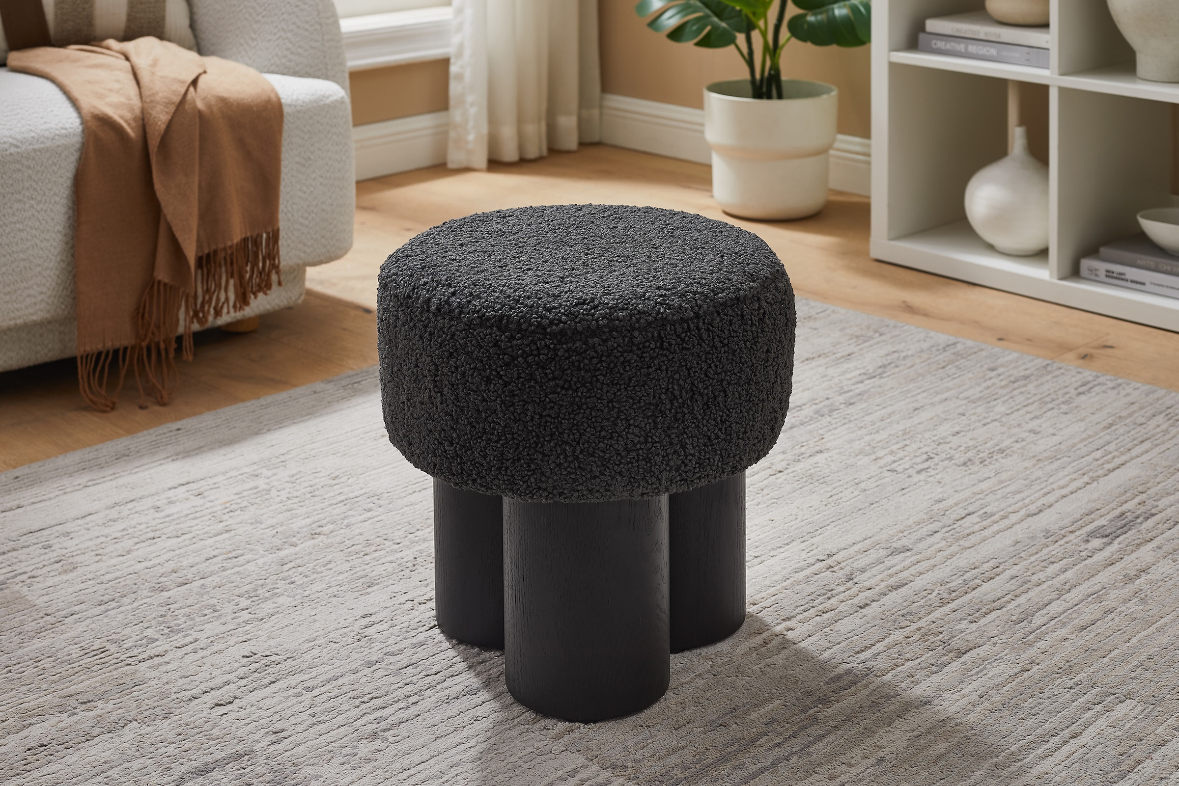 SalesFever Sitzhocker "mit Teddyfell-Sitzfläche – Großer Plüsch-Pouf" 1 Stk günstig online kaufen
