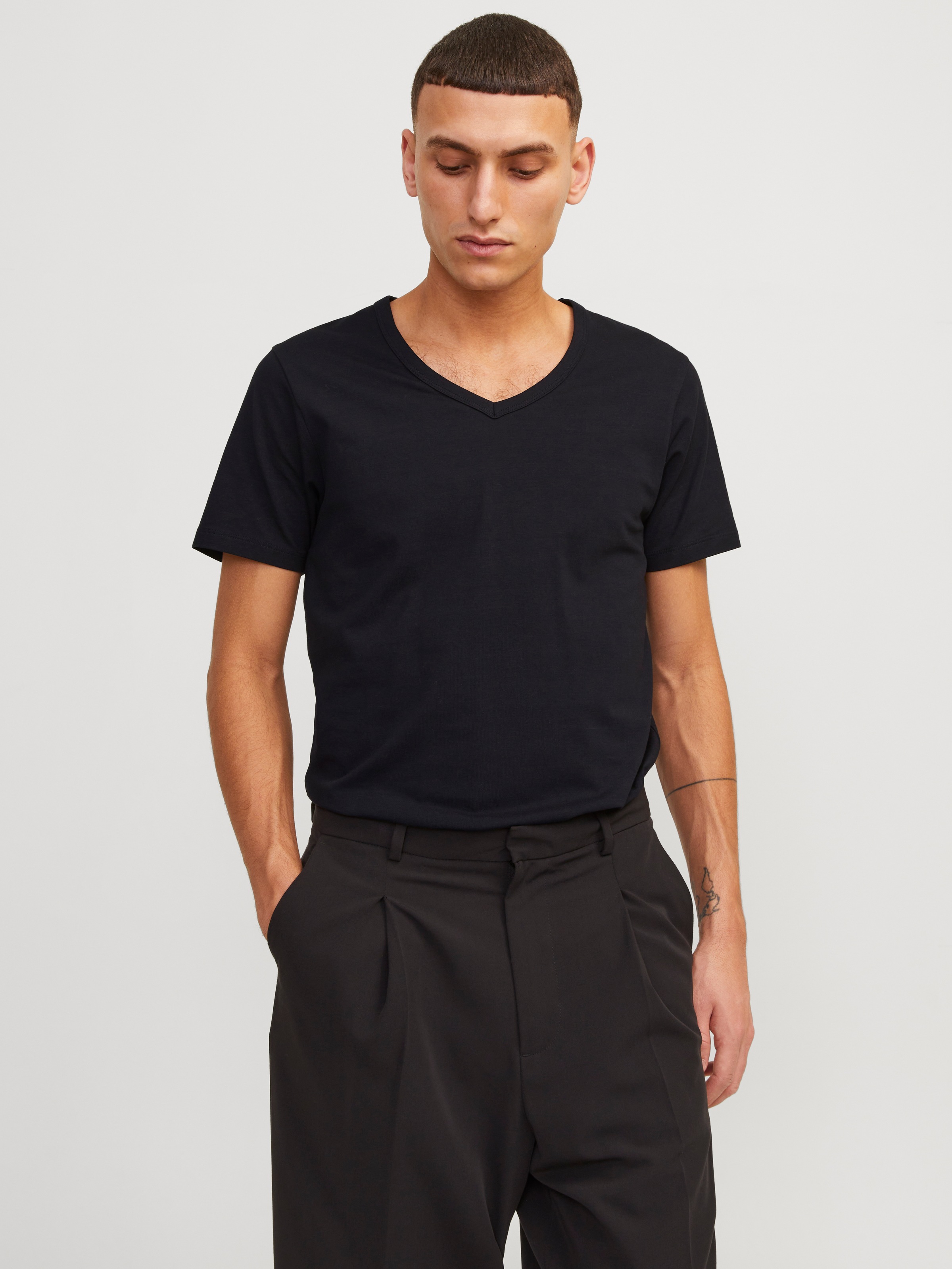 Jack & Jones T-Shirt "SLIM- FIT BASIC TEE V-NECK" mit V-Ausschnitt günstig online kaufen