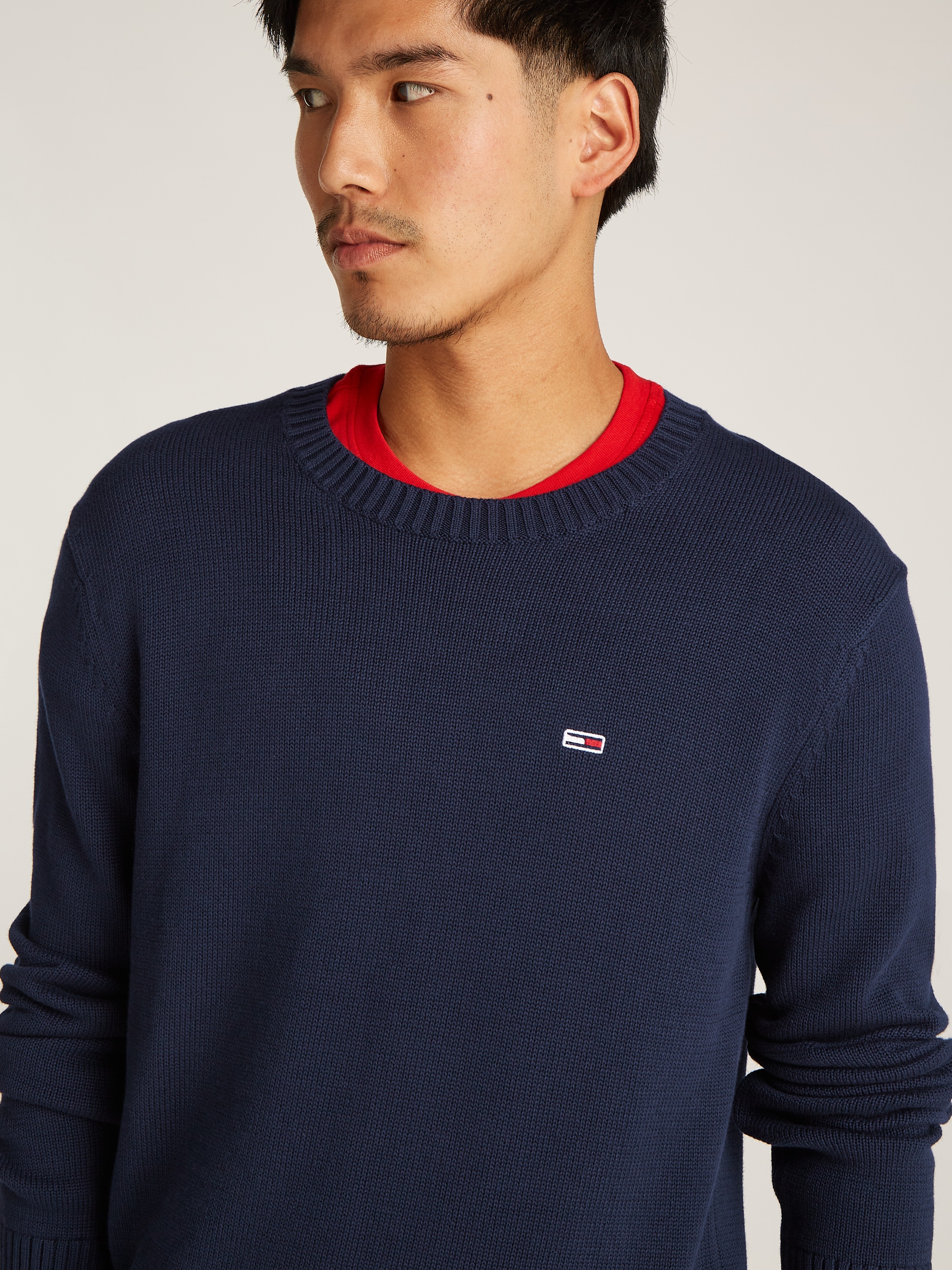 Tommy Jeans Strickpullover »TJM SLIM ESSNTLS C-NECK SWEATER«, mit Markenlogo auf der Brust