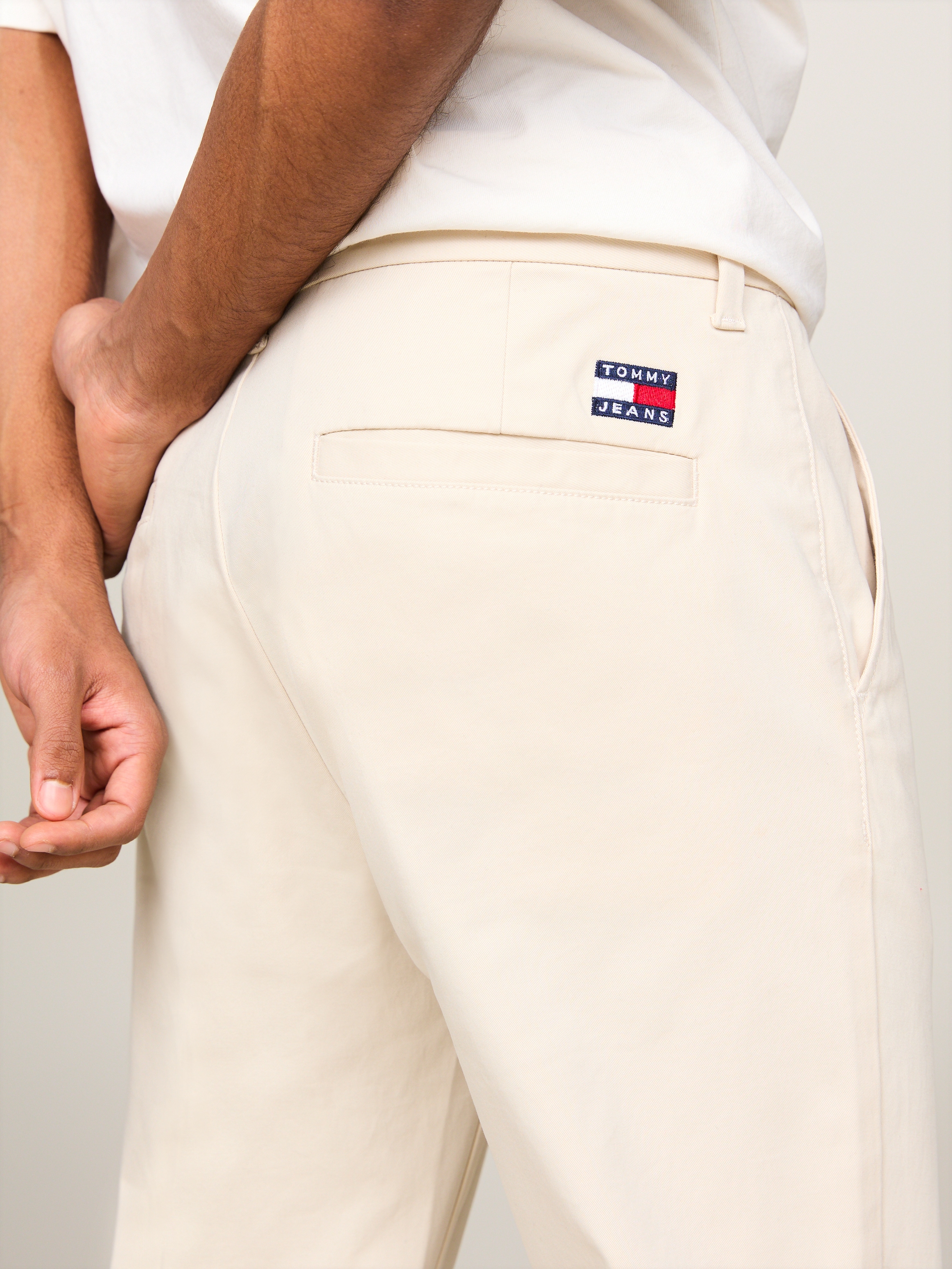 Tommy Jeans Chinohose »TJM AUSTIN LIGHTWEIGHT CHINO«, mit Logopatch