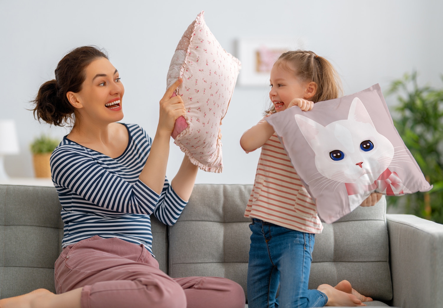 queence Dekokissen »Katze mit Schleife«, Kissenhülle mit HD Premium Druck, geruchsneutral, 40x40cm