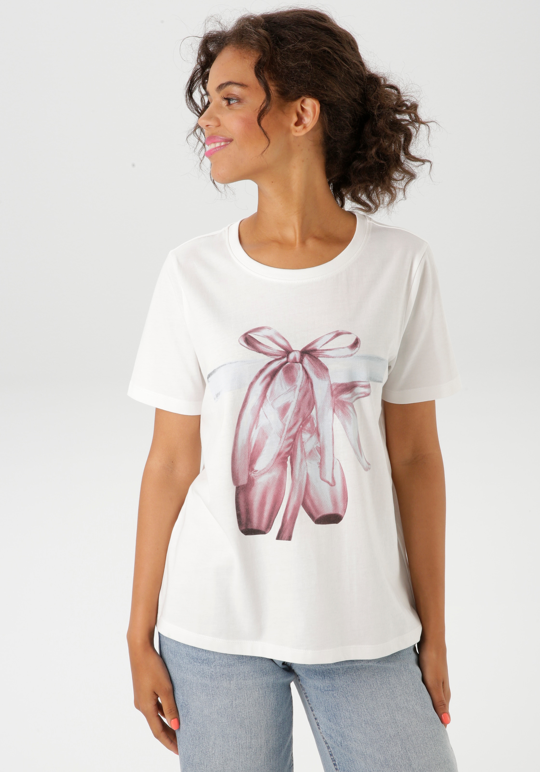 Aniston CASUAL T-Shirt, mit Ballettschuhen verziertem Frontdruck günstig online kaufen