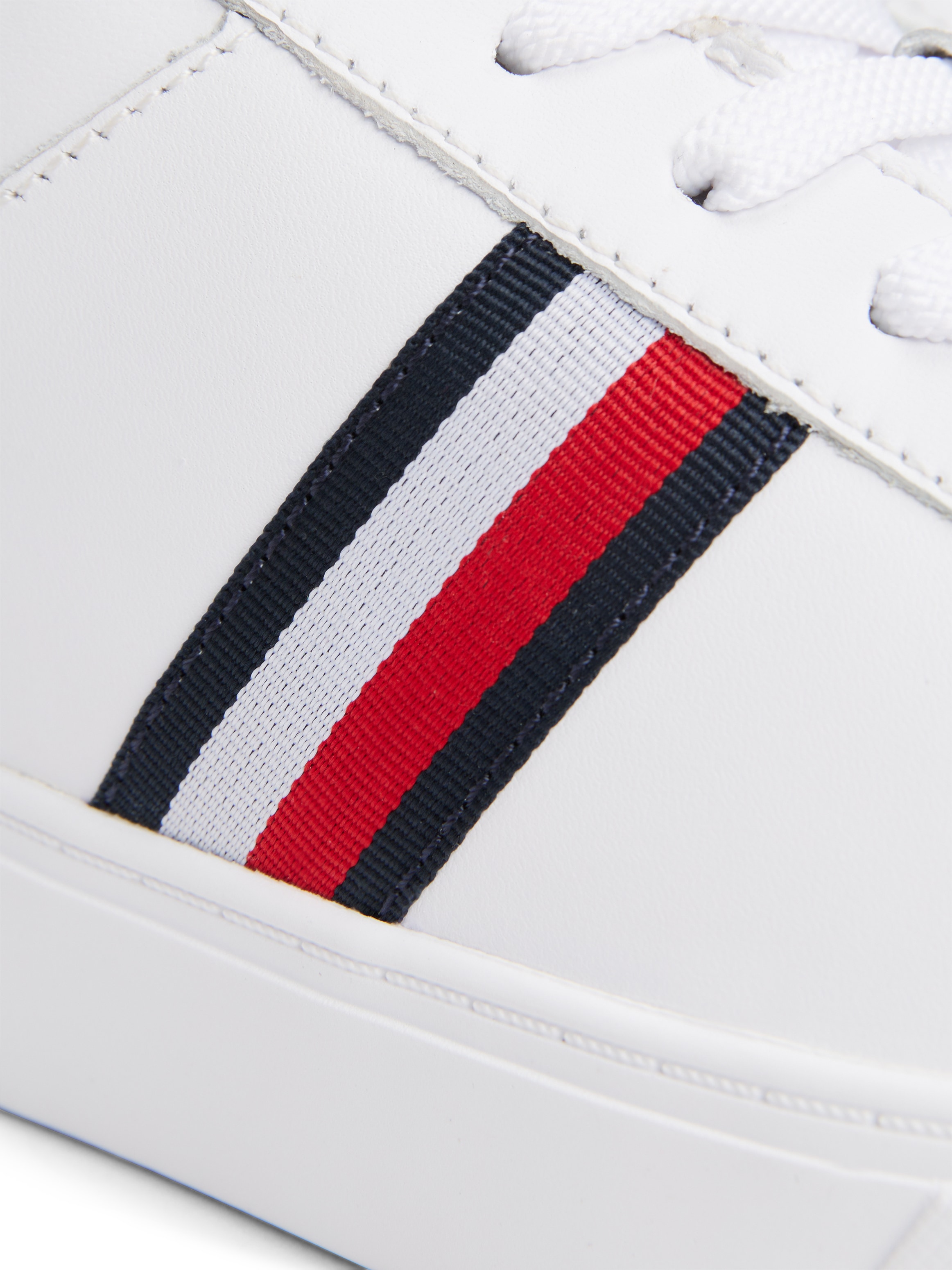 Tommy Hilfiger Plateausneaker »ESSENTIAL COURT SNEAKER STRPS«, Freizeitschuh, Halbschuh, Schnürschuh mit typischen Streifen
