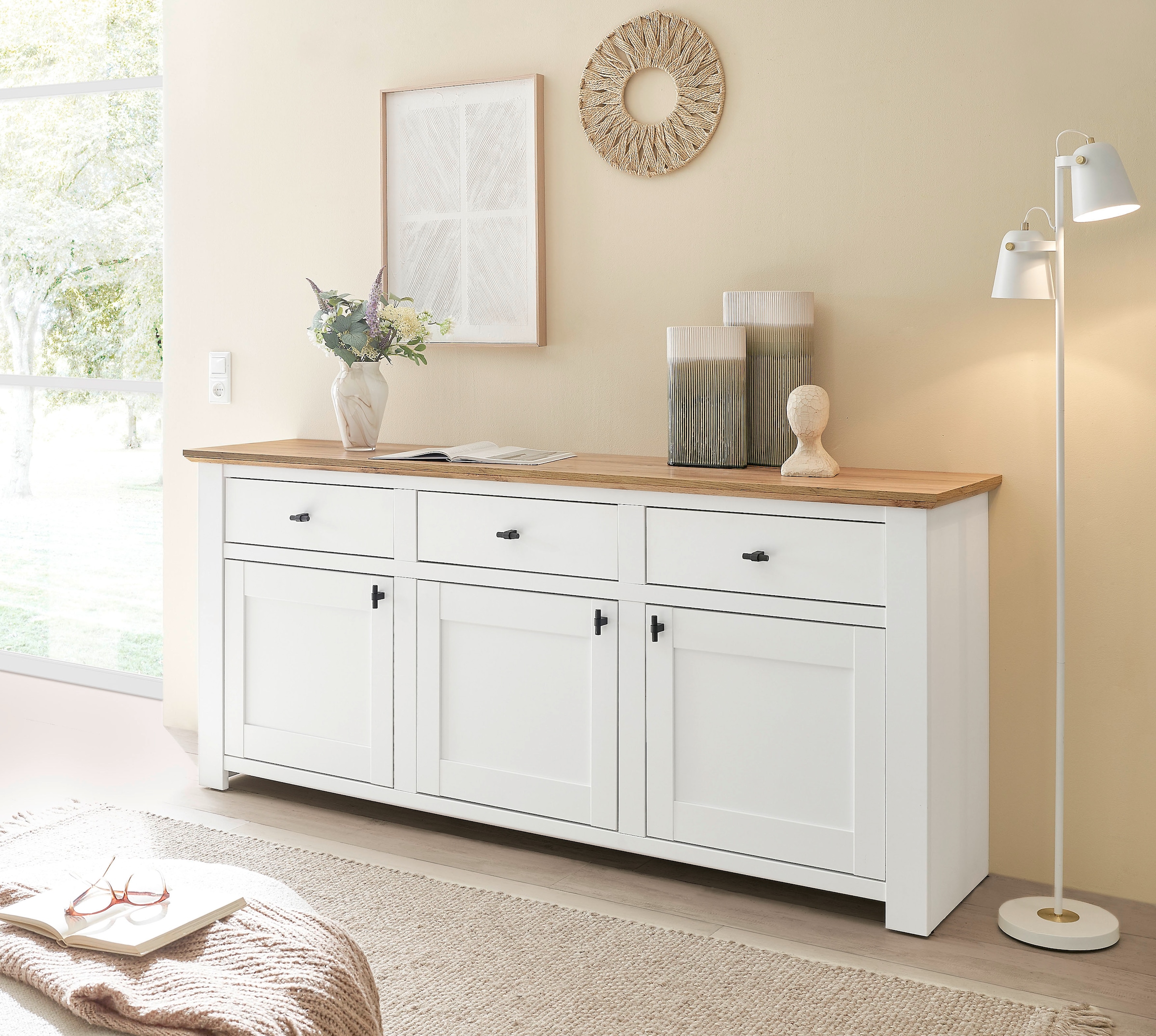 Home affaire Sideboard "Bristol" schwarze Metallgriffe, elegante Kranzoptik günstig online kaufen