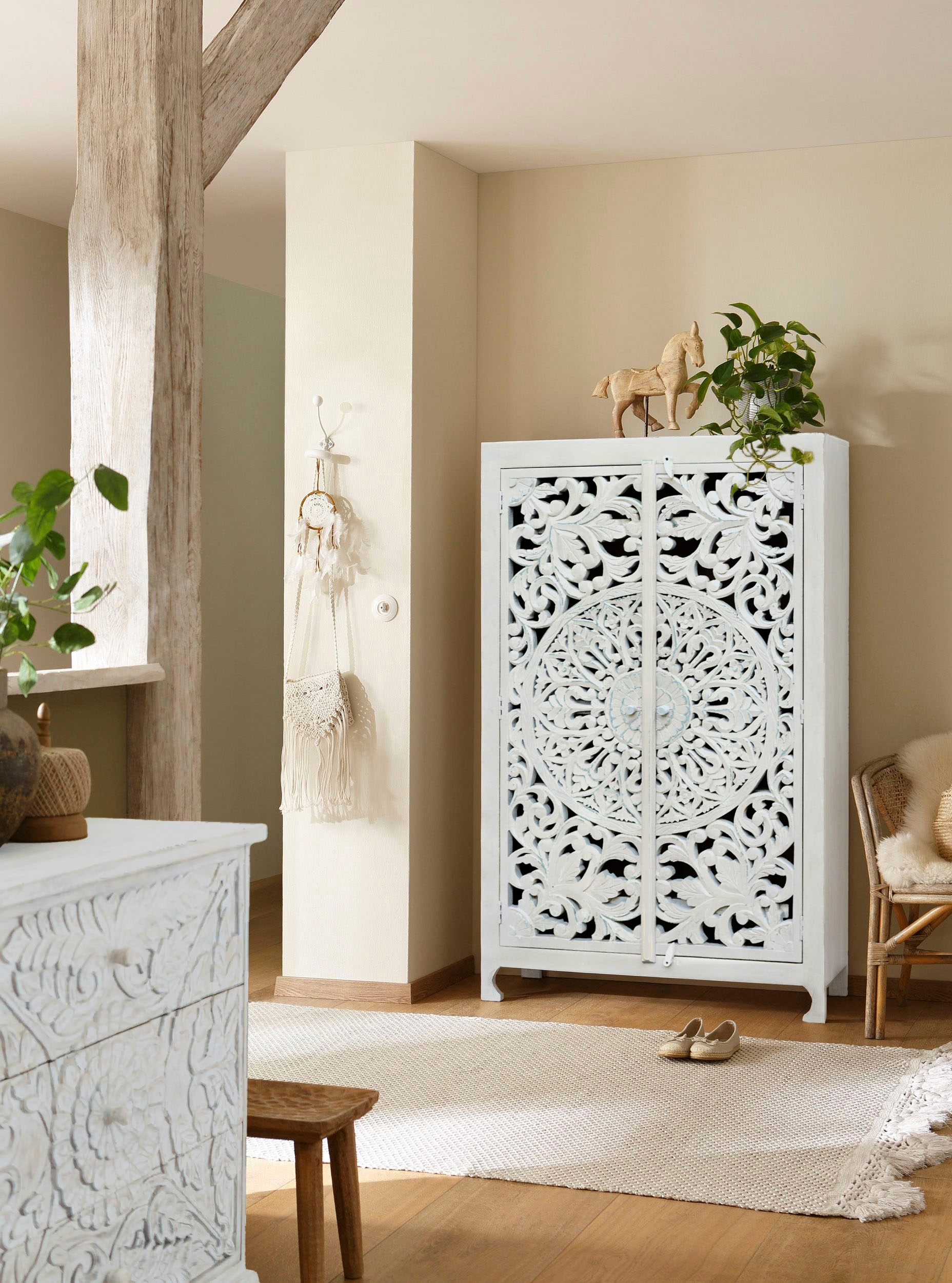 OTTO home Stauraumschrank "Kenmare" Mangoholz, dekorative Schnitzereien, Br günstig online kaufen