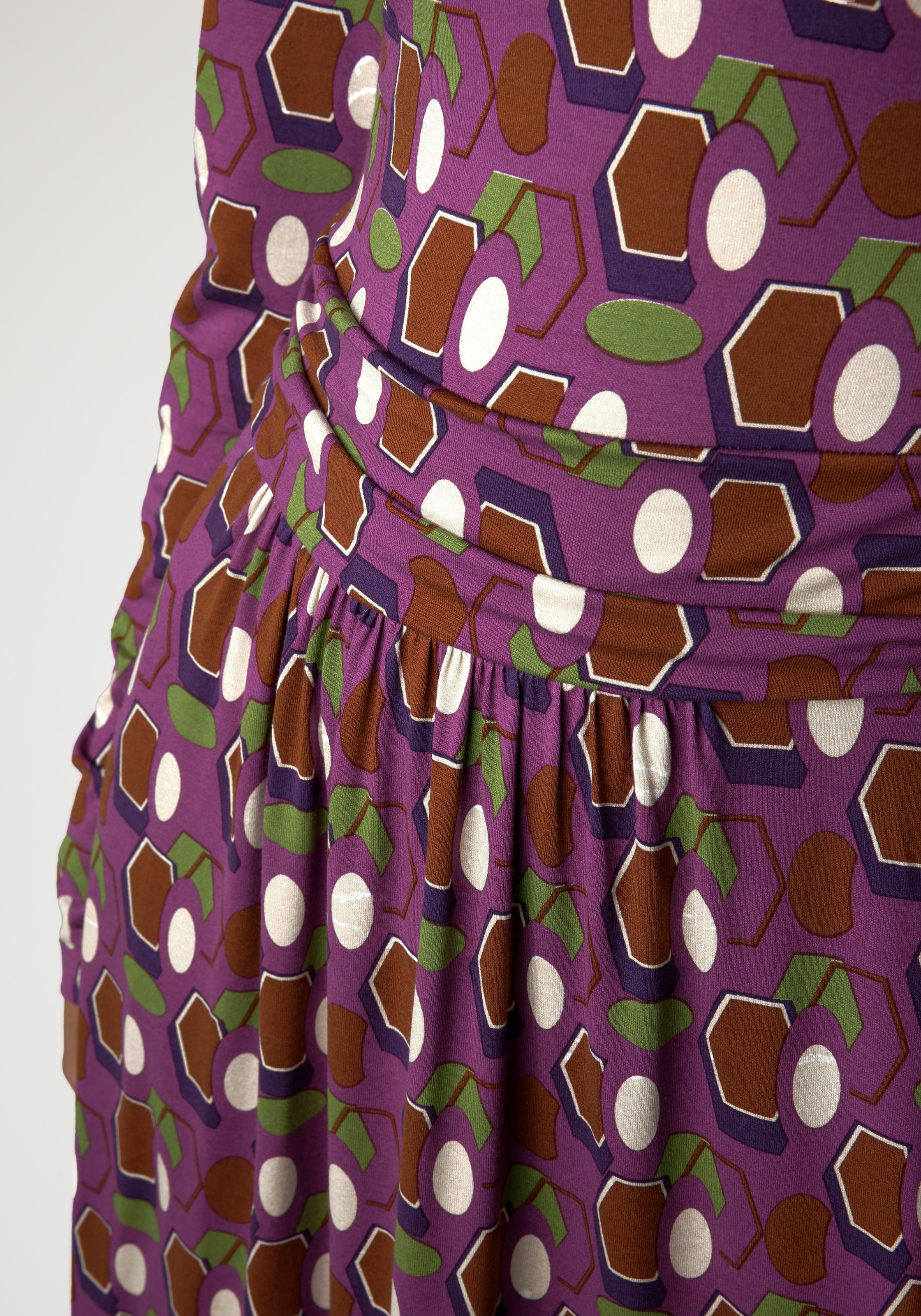 Aniston SELECTED Jerseykleid, mit geometrischem Muster und geraffter Taille
