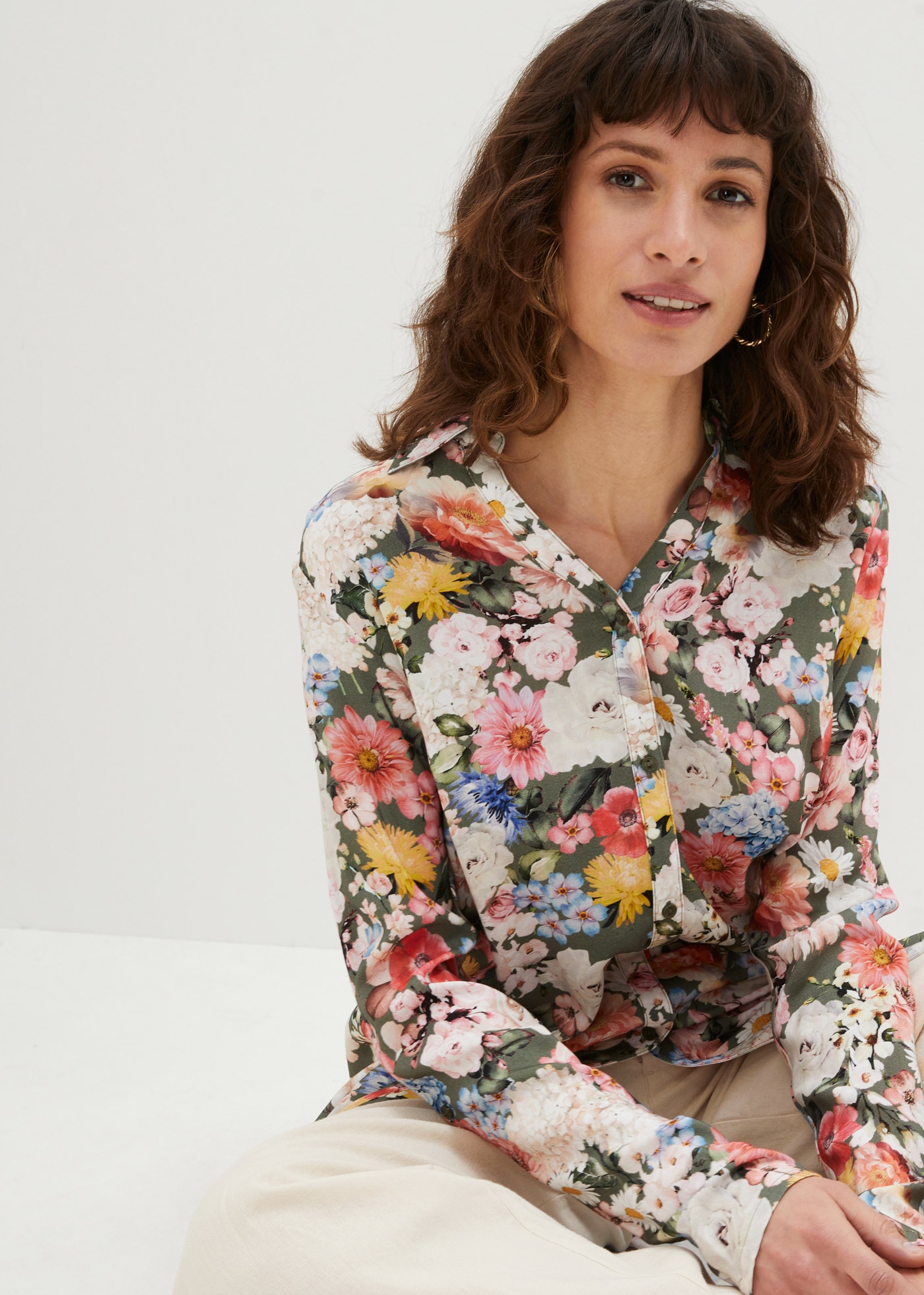 bonprix Longbluse »Longbluse aus fließender Viskose« in A-Linie, aus Viskose, mit Blütendruck, mit Hemdblusenkragen