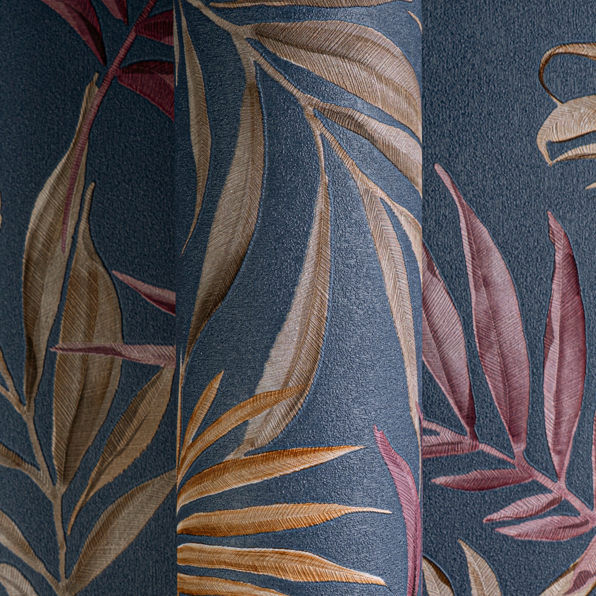 CosmoLiving by Cosmopolitan Vliestapete »Midnight Botanica-Mystery Tapete« matt strukturiert Tropisches Blätterdesign in moderner Eleganz