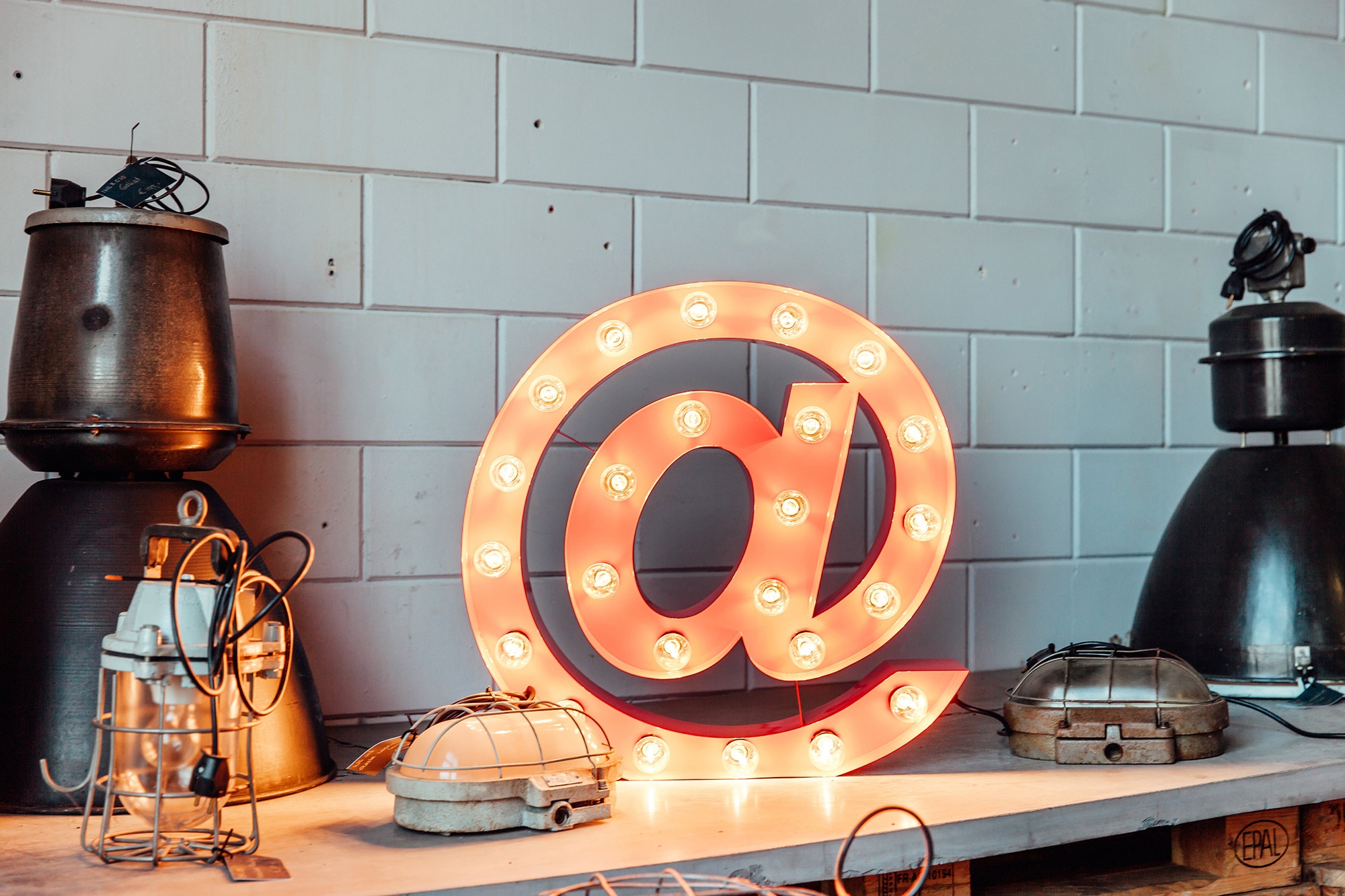 MARQUEE LIGHTS LED Dekolicht »@-Sign«, 24 flammig, Leuchtmittel E14 | ohne Leuchtmittel, Wandlampe, Tischlampe @-Zeichen 24 Leuchtmittel E14 (exkl) - 61x61cm