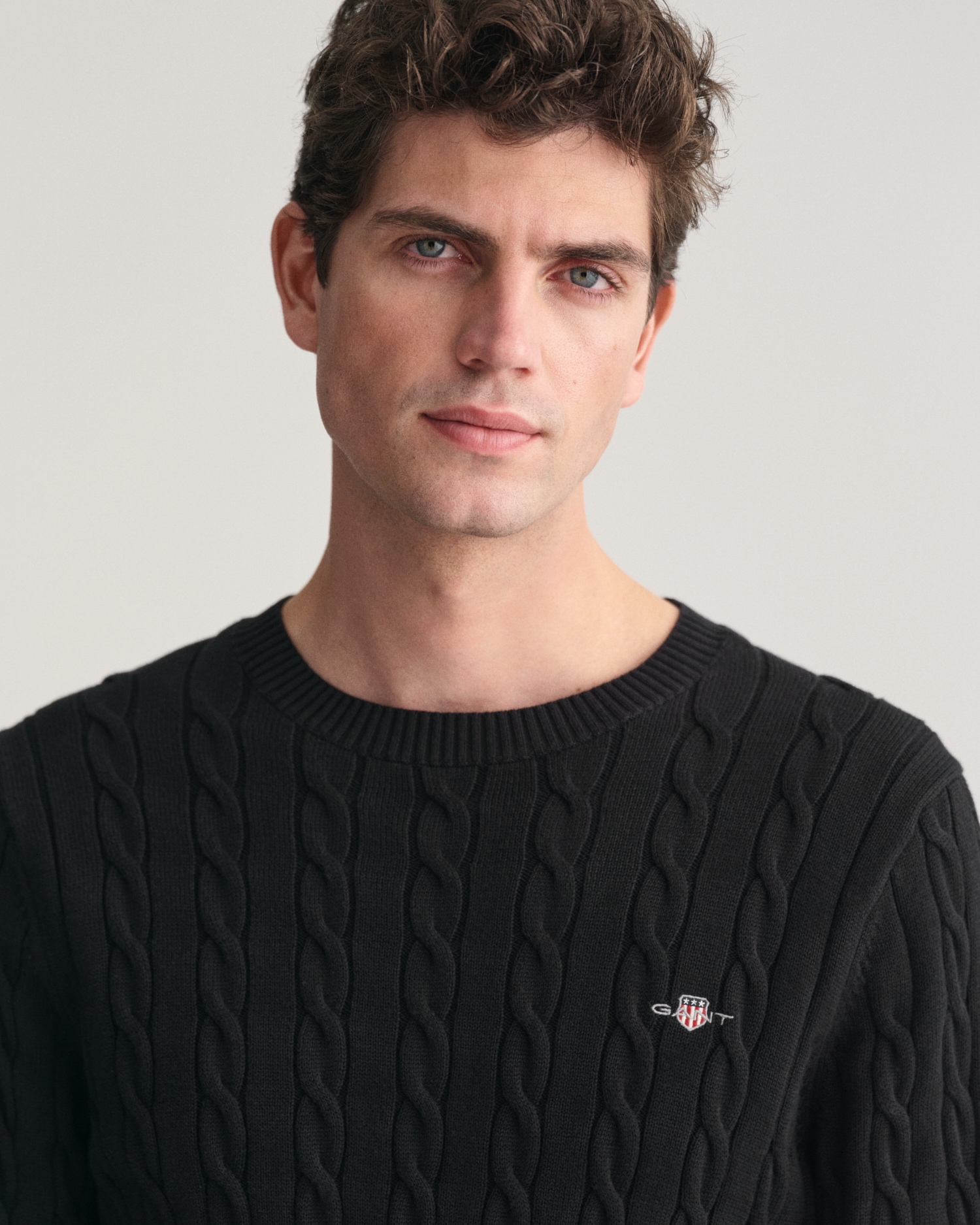 Gant Strickpullover »COTTON CABLE C-NECK«, mit Wappen-Logostickerei auf der Brust