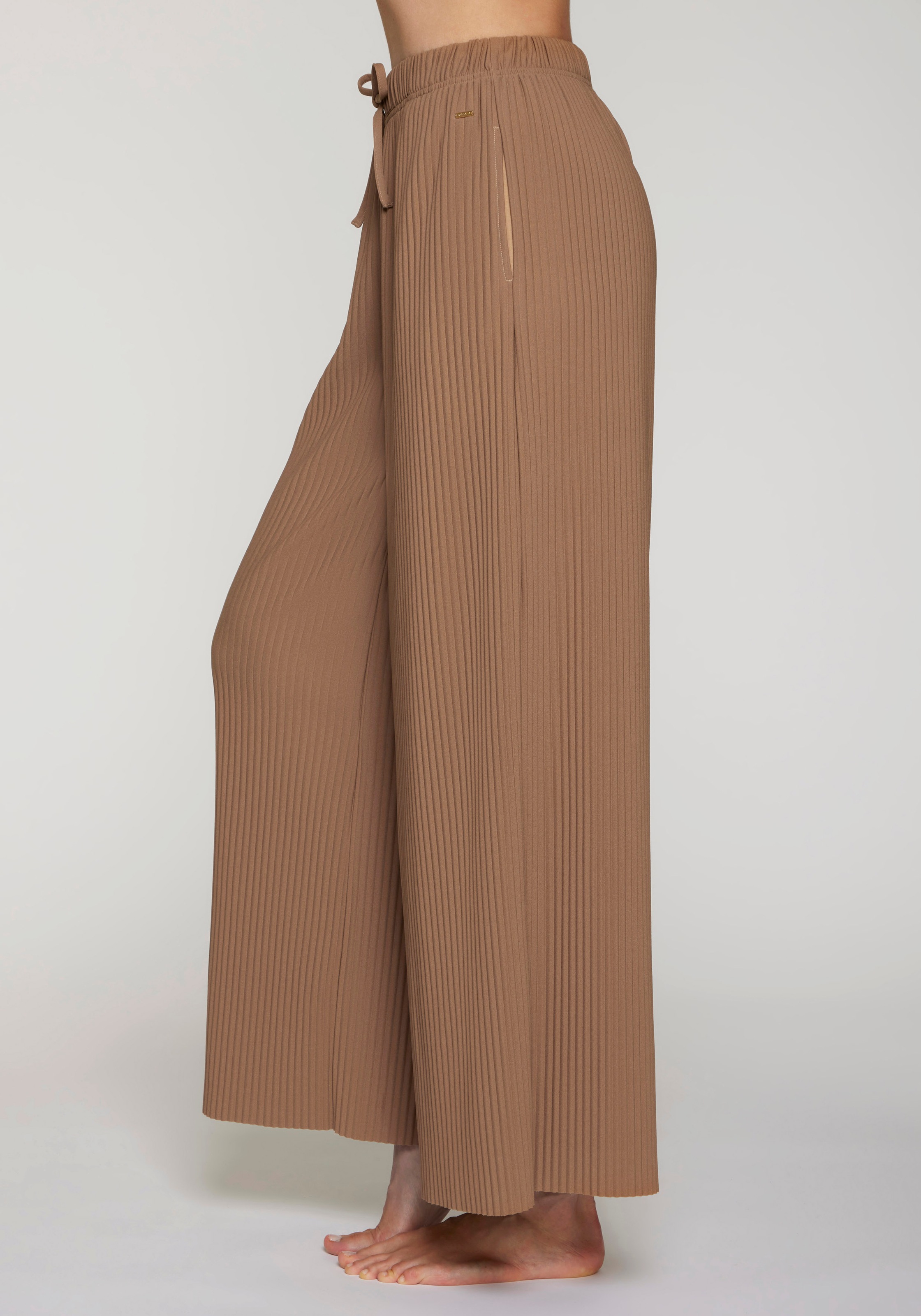 LASCANA Schlupfhose, in weiter Form mit Plisseefalten