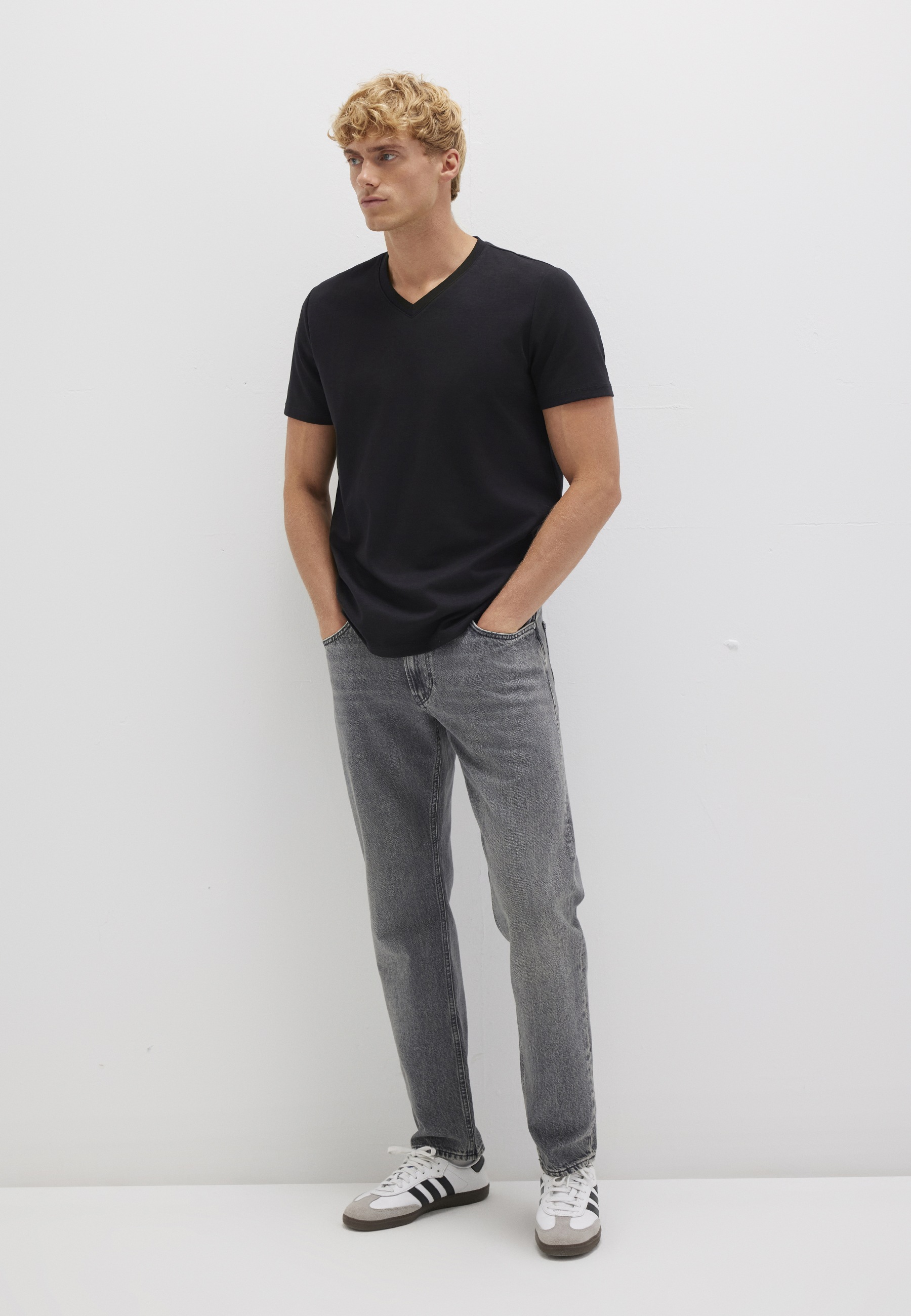 Thumbnail - Mavi T-Shirt "V NECK TEE" V-Neck T-Shirt