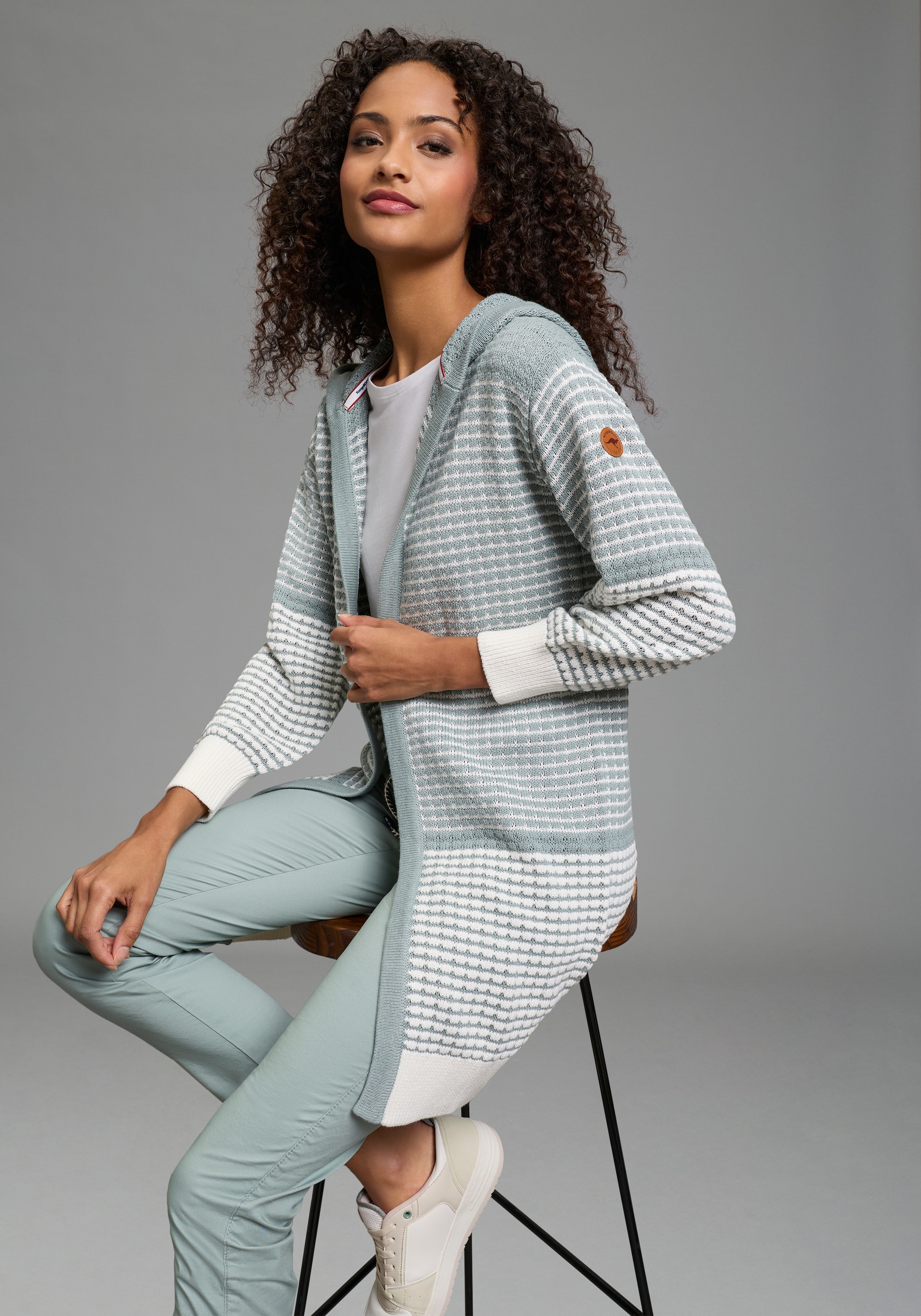 KangaROOS Kapuzenstrickjacke mit gemustertem Design, lange Form, lässig geschnitten