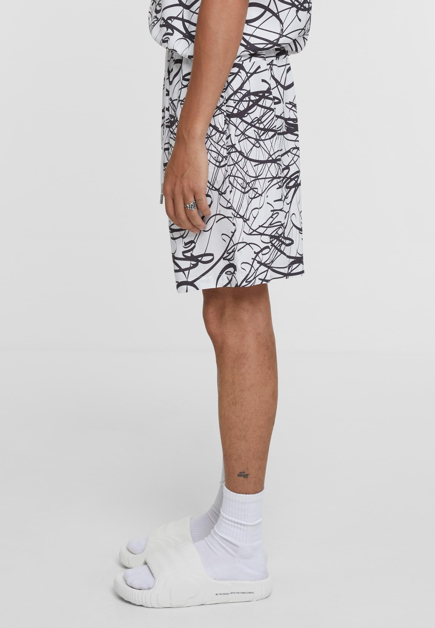 URBAN CLASSICS Stoffhose »Urban Classics Herren Viscose AOP Resort Shorts«, (1 tlg.)