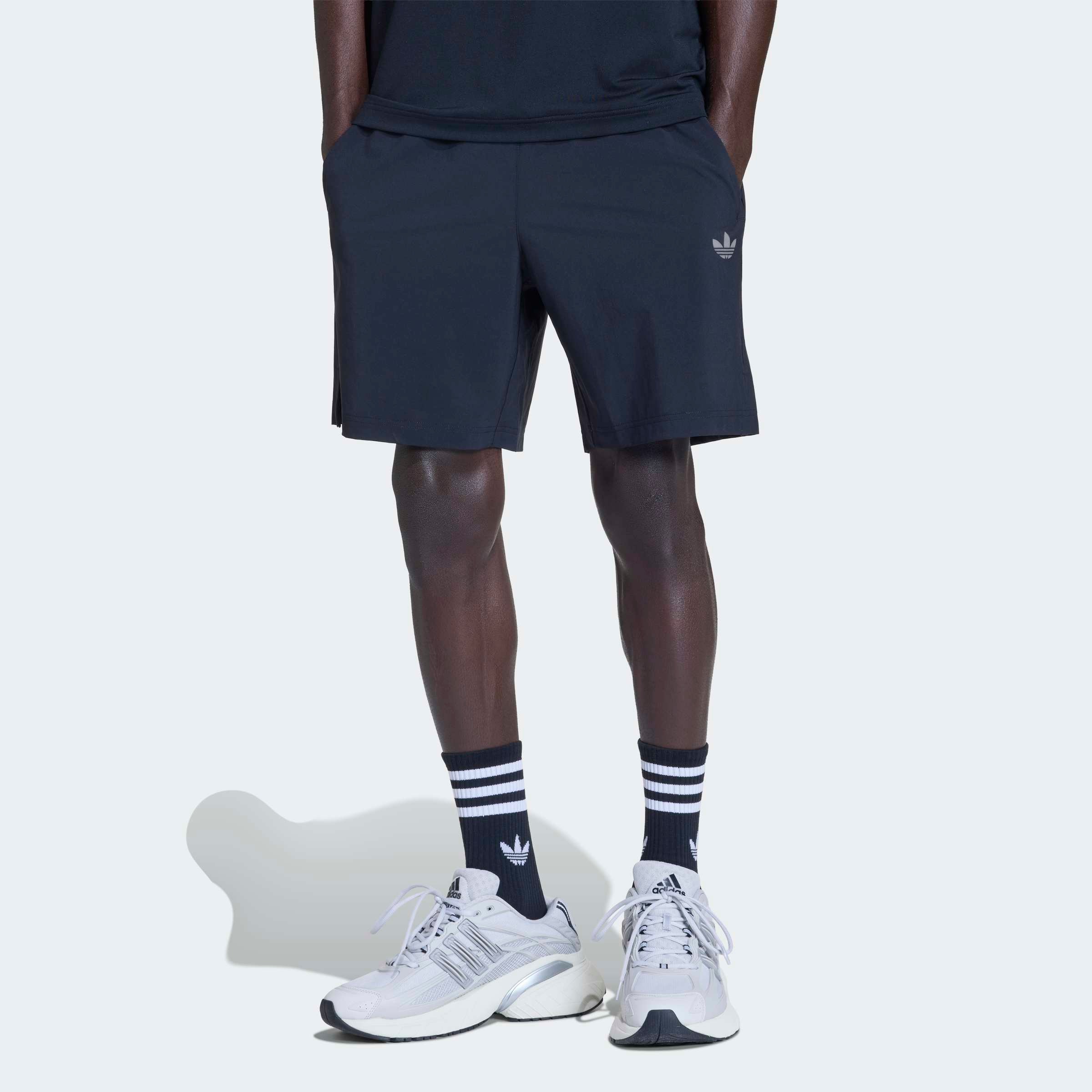 adidas Originals Shorts "TECH ESS WV SHO" mit klarer Silhouette, atmungsaktives Material