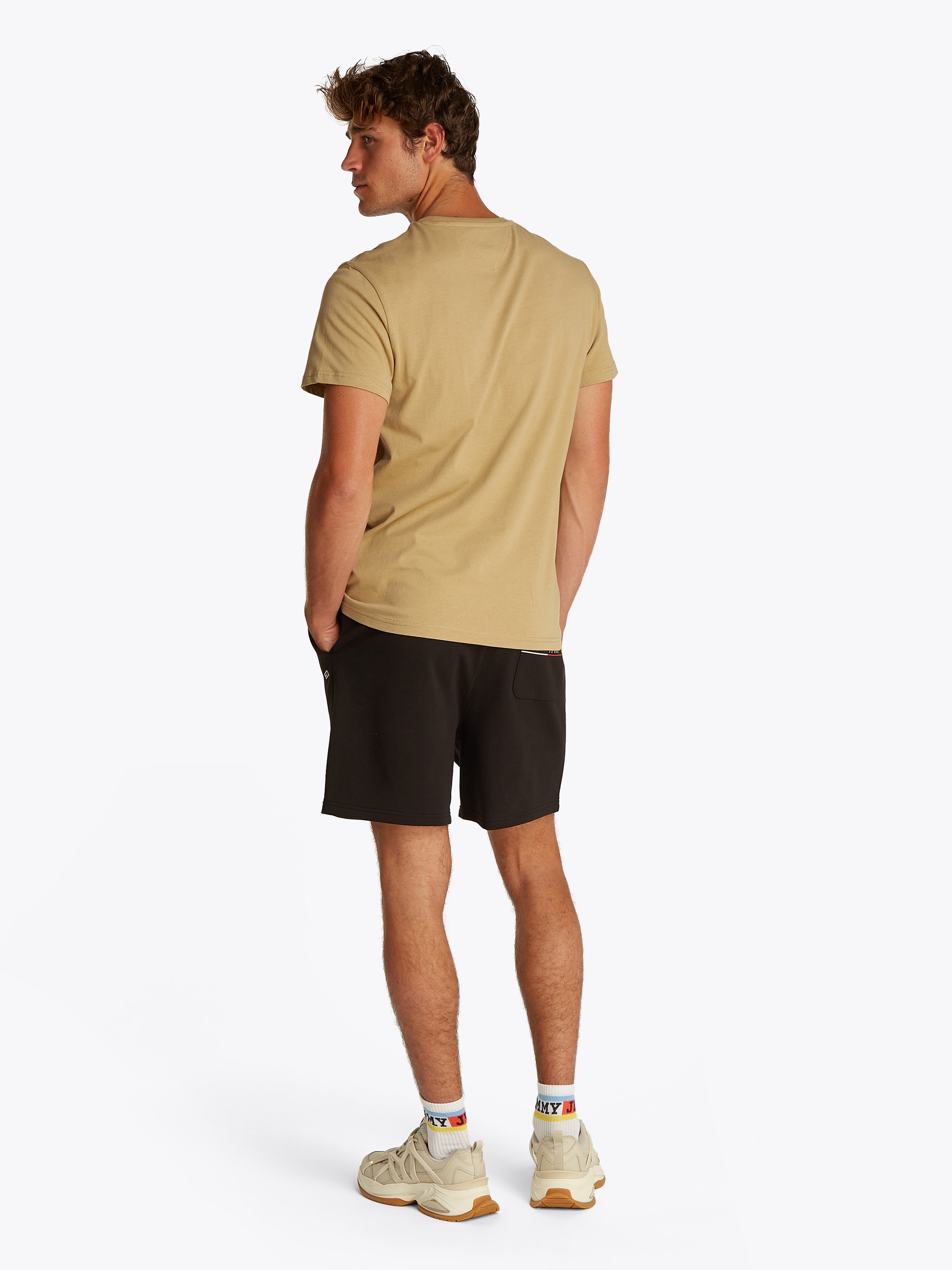 Tommy Jeans T-Shirt »TJM SLIM ESSENTIAL FLAG TEE EXT«, Mit Rundhalsausschnitt