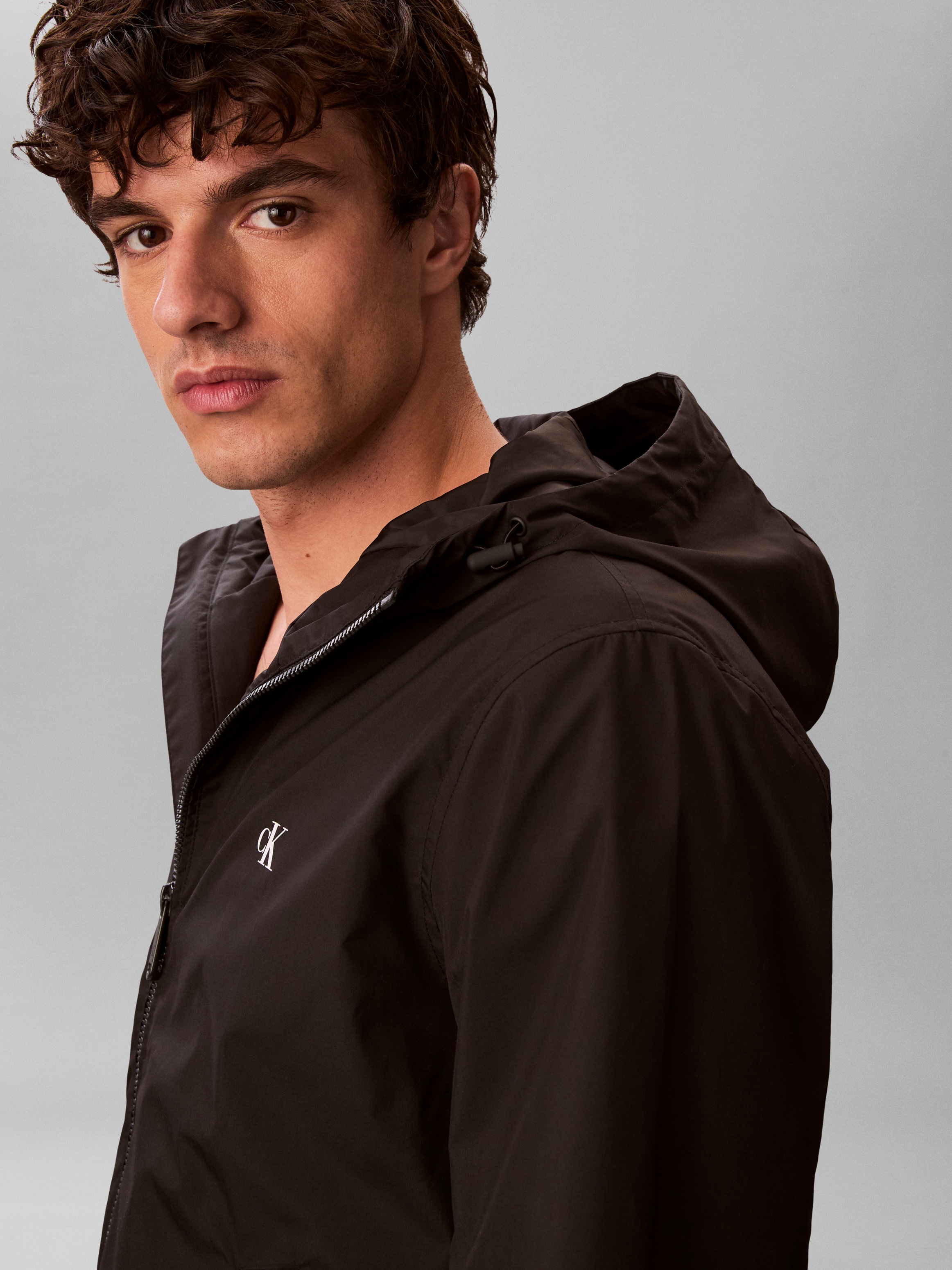 Calvin Klein Jeans Allwetterjacke »HOODED NYLON« mit Kapuze Regular fit mit Rundhalsausschnitt und Kapuze