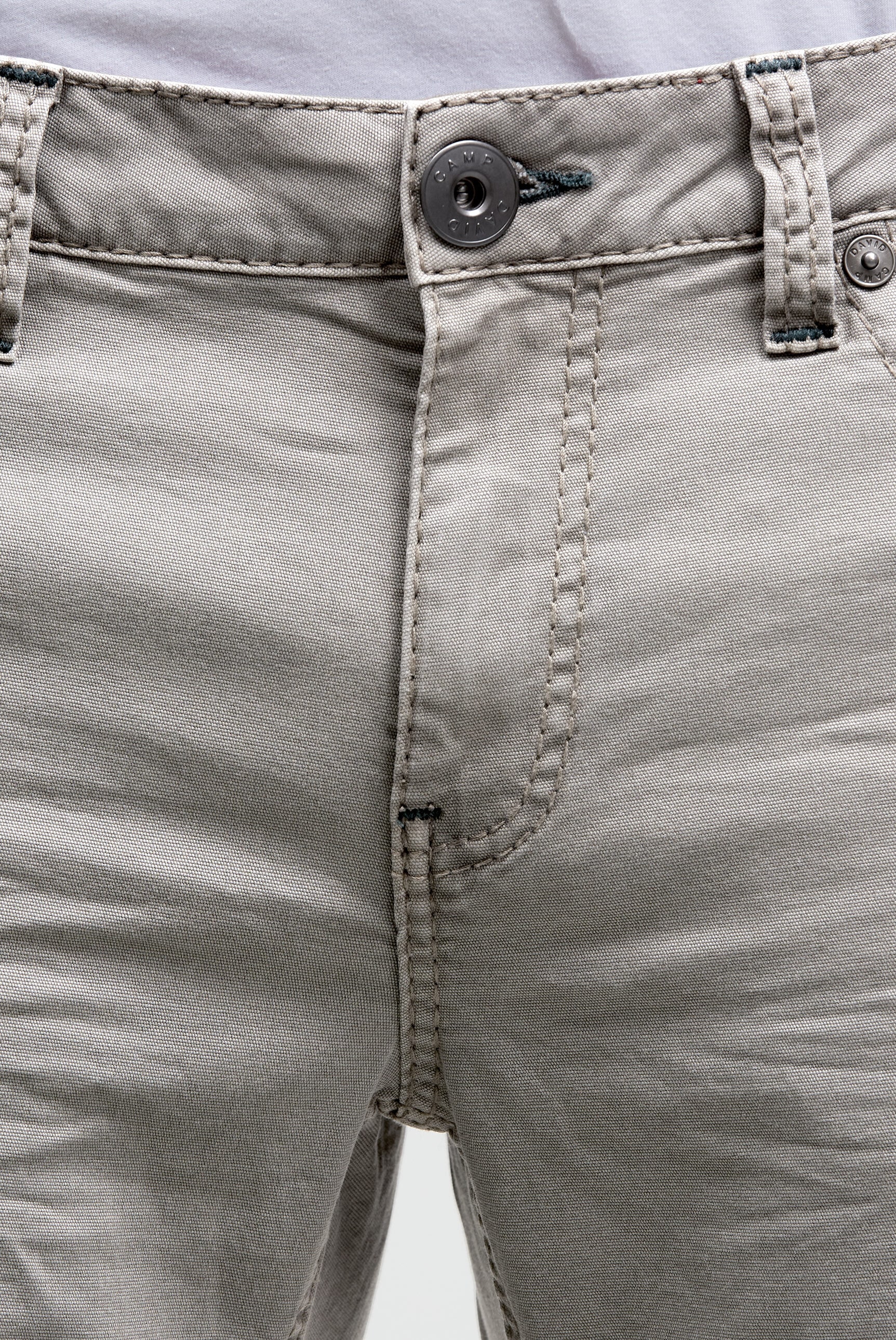 CAMP DAVID Jeansshorts mit geknöpften Klappentaschen am Gesäß