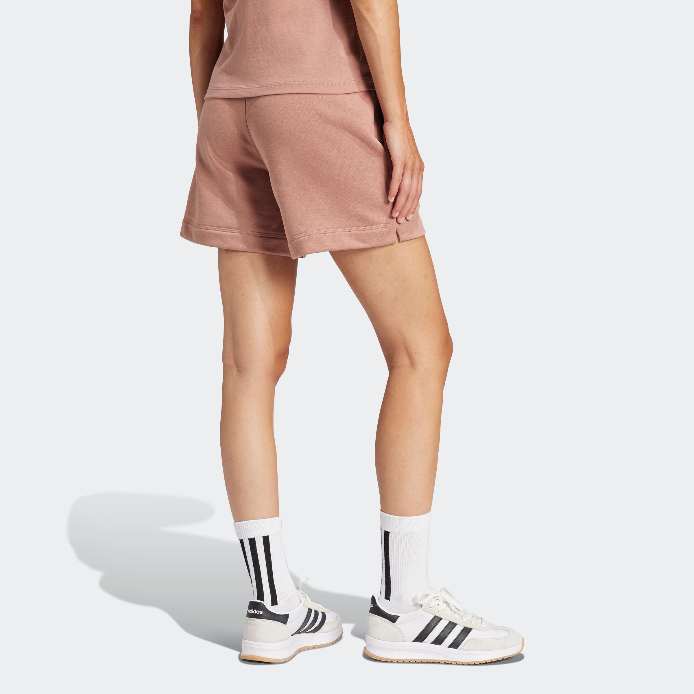 adidas Sportswear Shorts »W LIN FT SHO«, (1 tlg.), Mitelhoher Bund mit Kordelzug, aus weichem French Terry