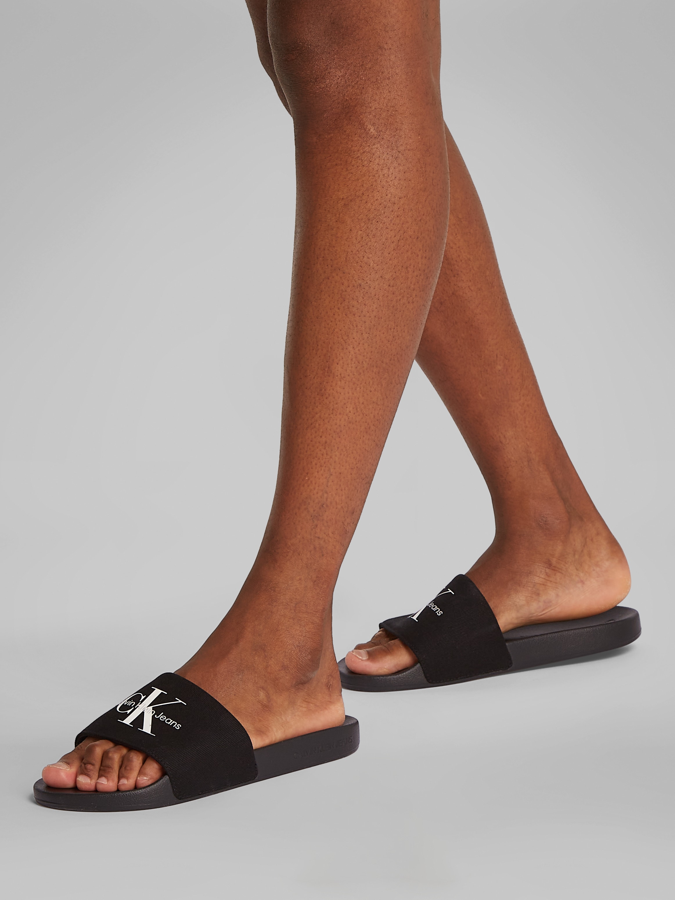 Calvin Klein Jeans Badepantolette »SLIDE MONOGRAM«, Sommerschuh, Schlappen, Poolslides, Strandschuh mit Logoschriftzug