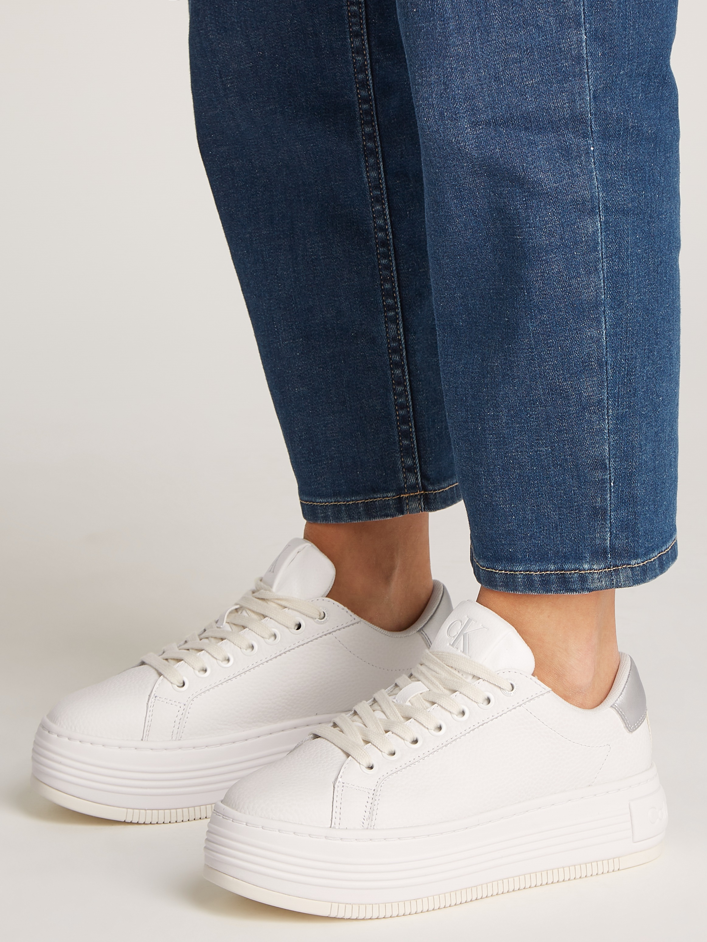 Calvin Klein Jeans Plateausneaker »BOLD FLATF LOW MIX OHB«, Schnürschuh, Halbschuh, Freizeitschuh mit Fersen-Kontrast