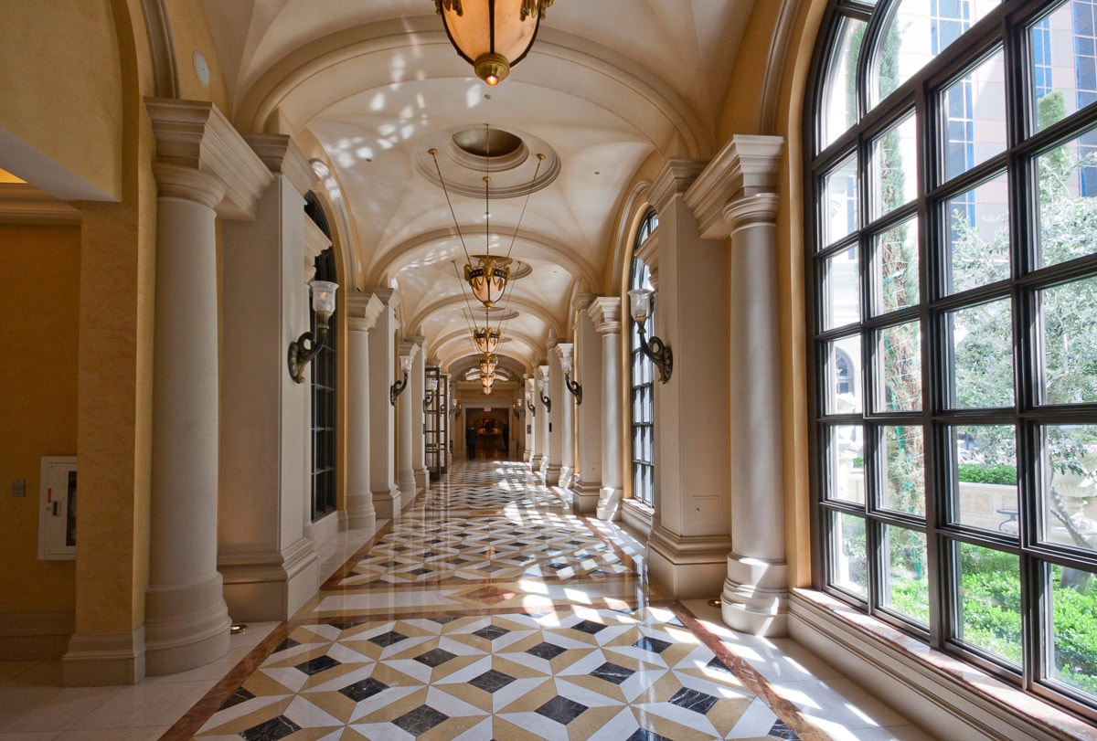 Papermoon Fototapete »Palast Gang«