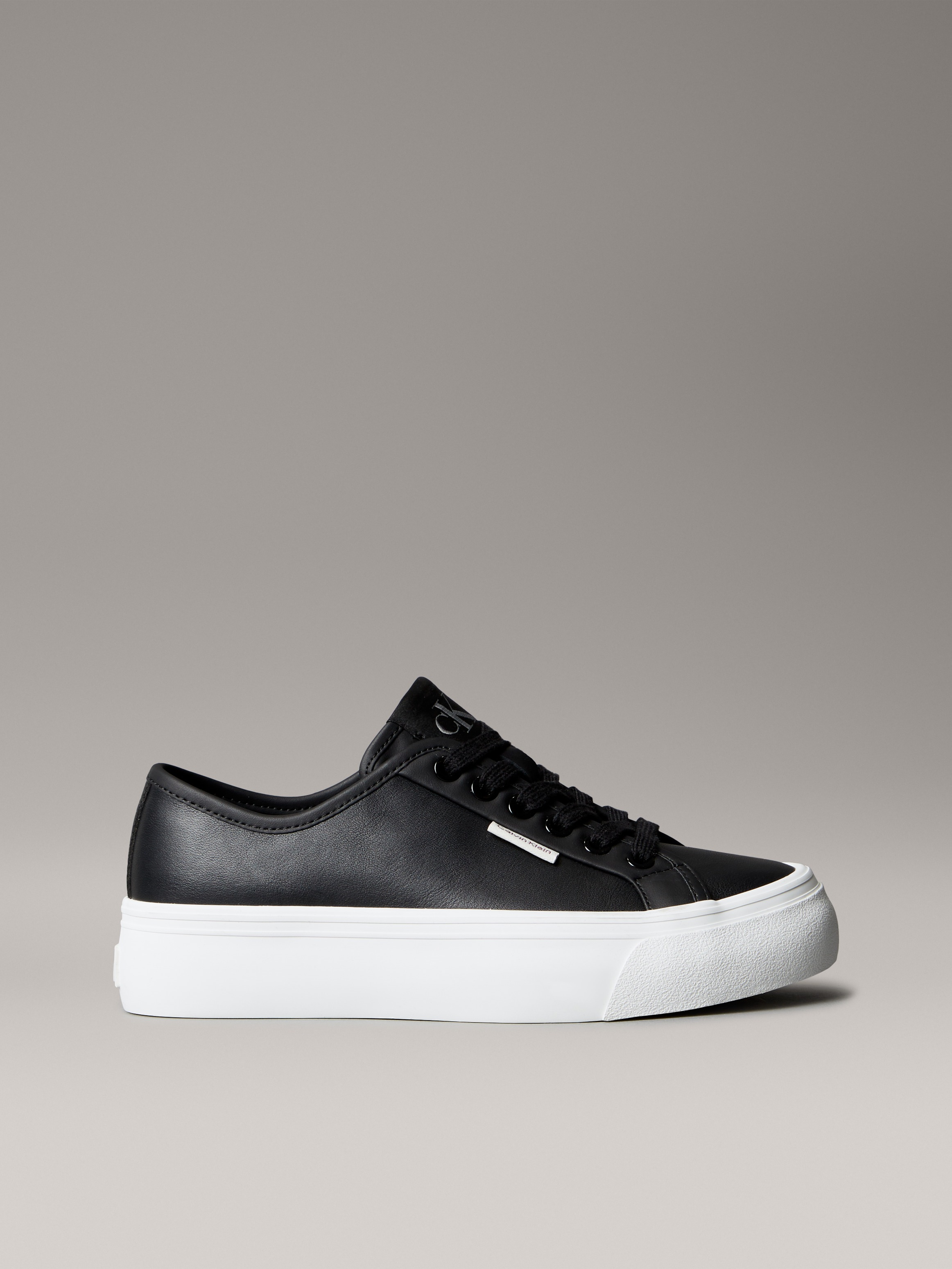 Plateausneaker CALVIN KLEIN JEANS "VULC FLATF LACE UP LTH CK", Damen, Gr. 40, schwarz-weiß (schwarz, weiß), Leder, Lederimitat, unifarben, Schuhe Plateausneaker, Schnürschuh, Halbschuh, Freizeitsneaker mit CK-Logo 3