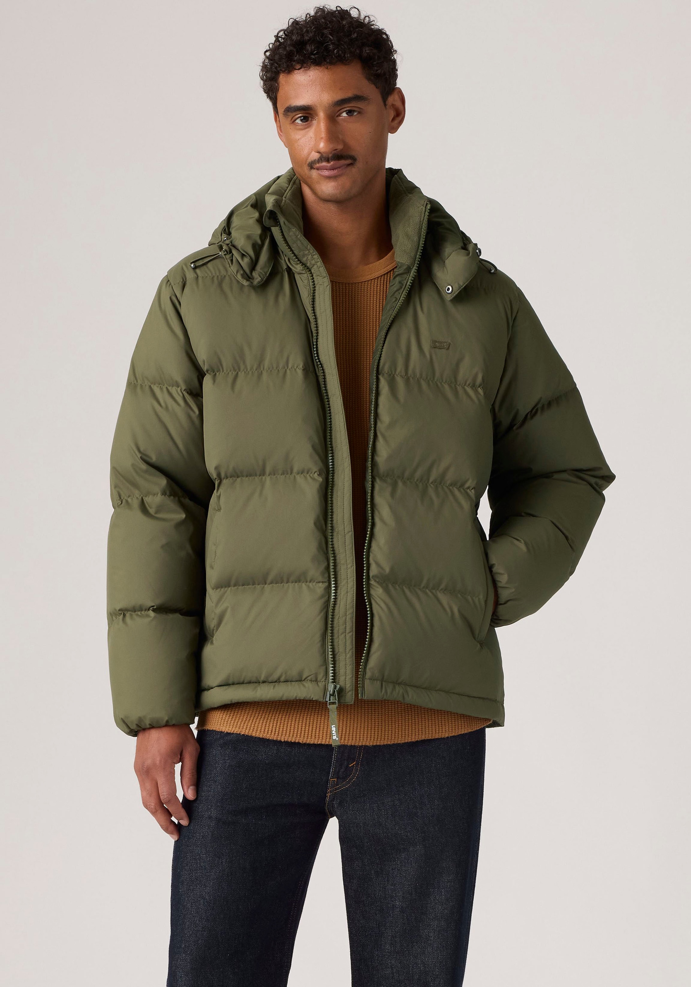 Levis Steppjacke "ROCKWELL HOODED PUFFER 1" mit Kapuze Hoher Stehkragen, wattiert und mit wärmendem Fleece gefüttert
