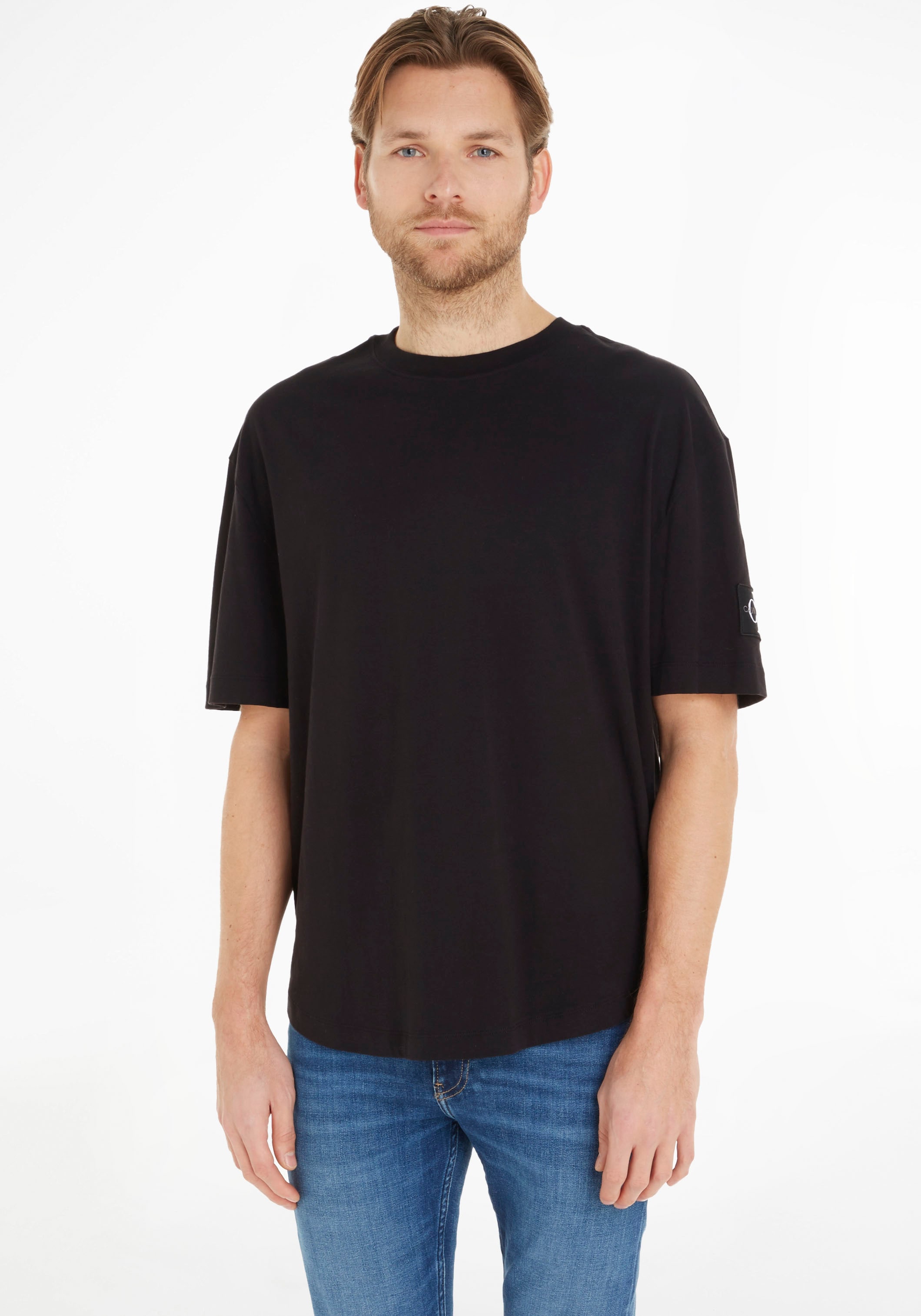 TEE«, BADGE Klein Calvin BAUR T-Shirt | auf »MONOLOGO dem Logo-Badge Calvin kaufen mit Ärmel OVERSIZED Jeans ▷ Klein