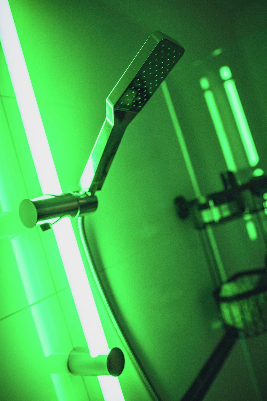 WENKO Duschstange »Brausestange mit LED Beleuchtung«, RGB-Farbwechsel und Warmweiß, inkl. wiederaufladbarer Einheit