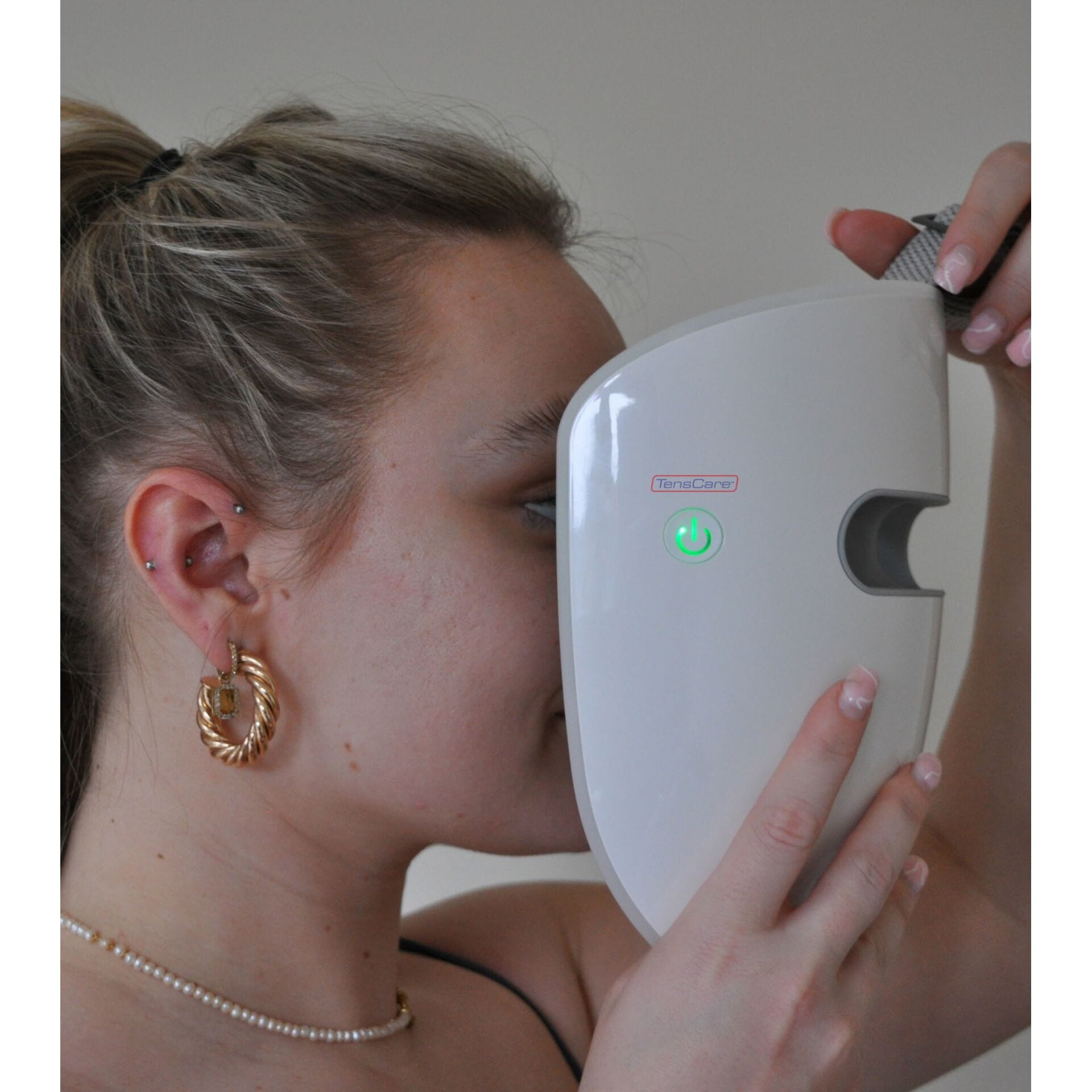 TensCare Gesichtsmassagegerät »Glowmask Gesichtsmakse mit LED«, (5 tlg., LED Maske inkl. Fernbedienung, USB-Ladekabel und Reisetasche), Drei Lichtarten für gezielte Hautpflege