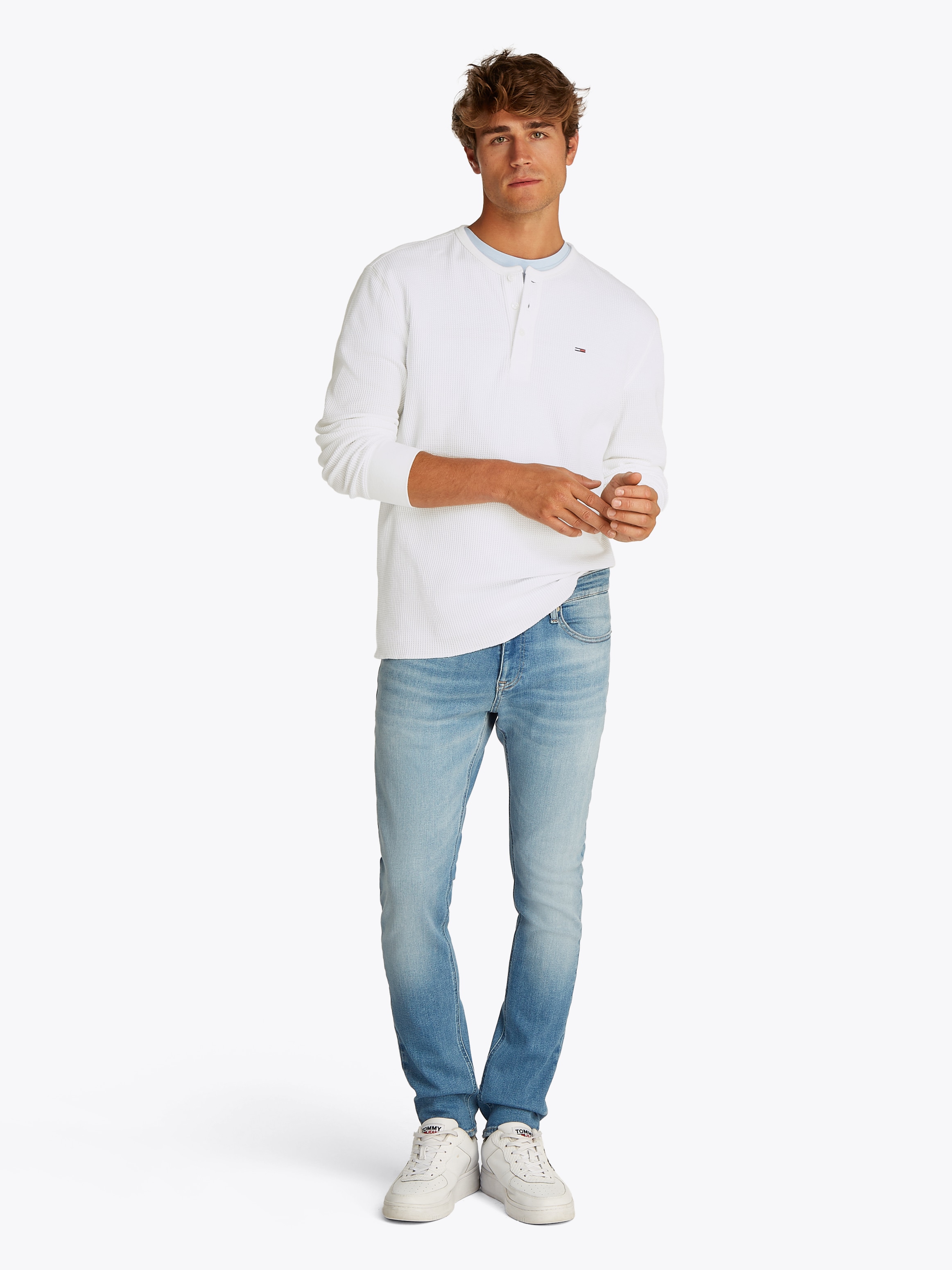 Tommy Jeans Henleyshirt »TJM REG WAFFLE HENLEY LS TEE«, mit leichter Struktur