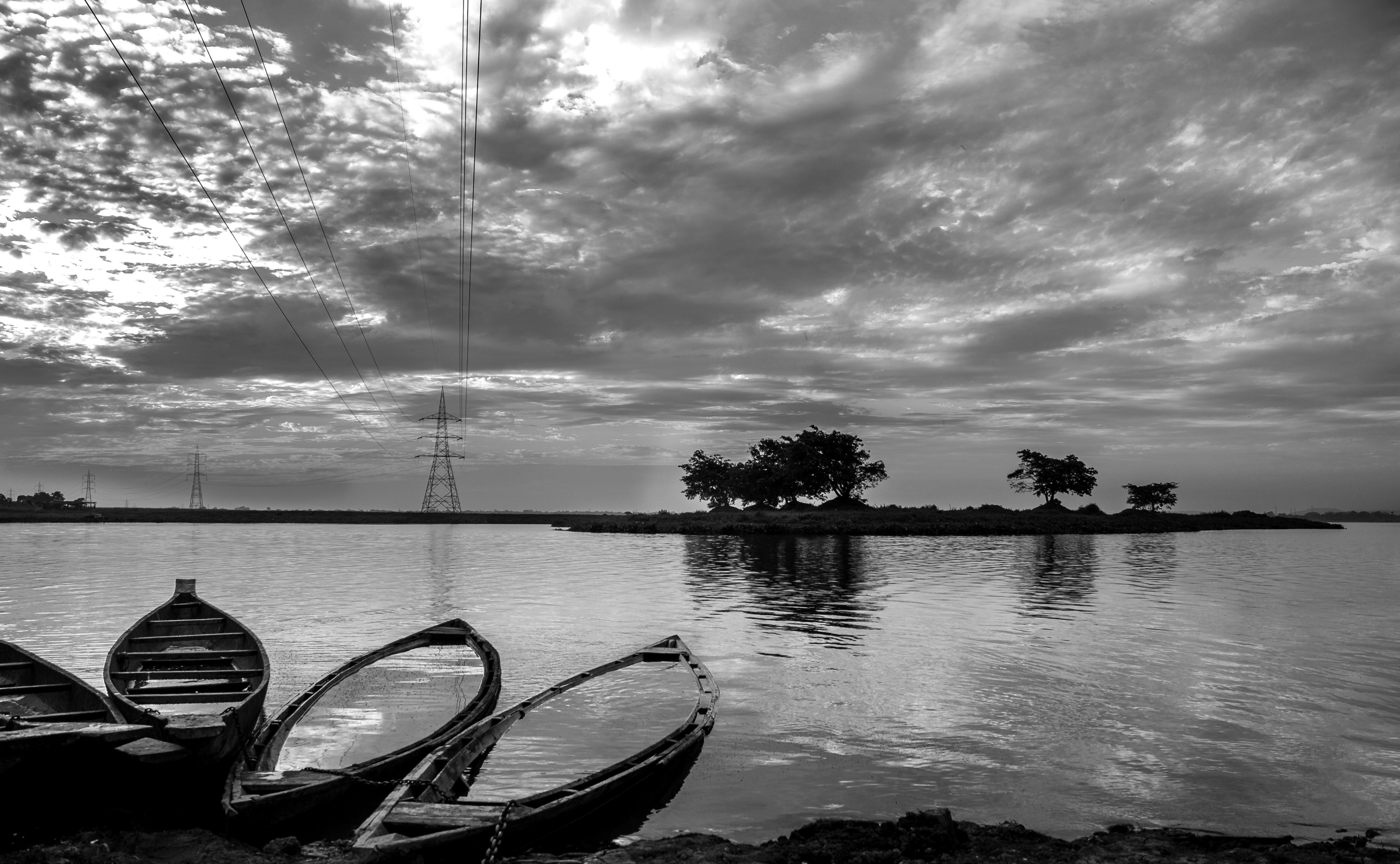 Papermoon Fototapete "Boote im Wasser Schwarz & Weiß"