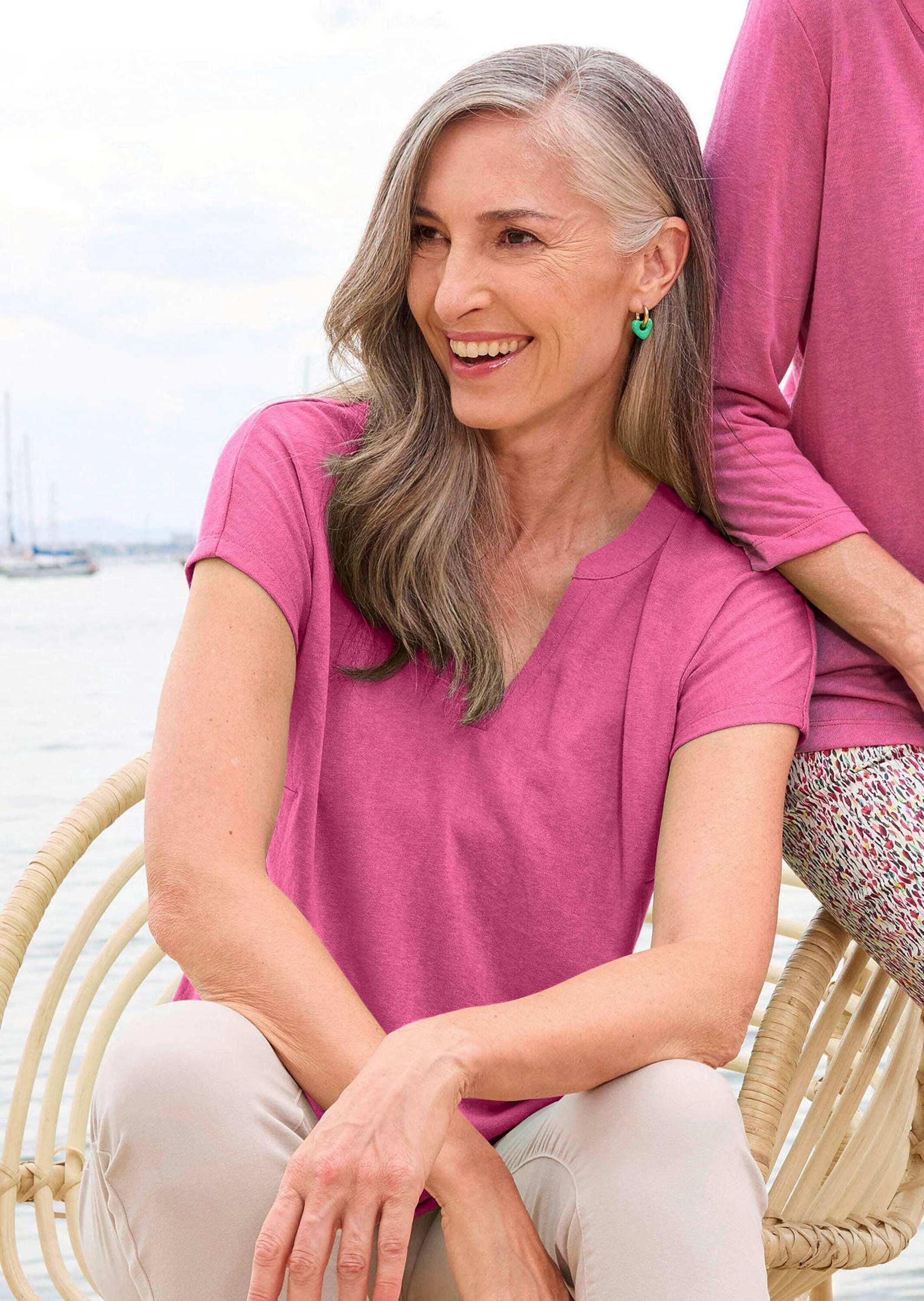 GOLDNER Kurzarmshirt »Kurzgröße Luftiges Basicshirt mit V-Ausschnitt«